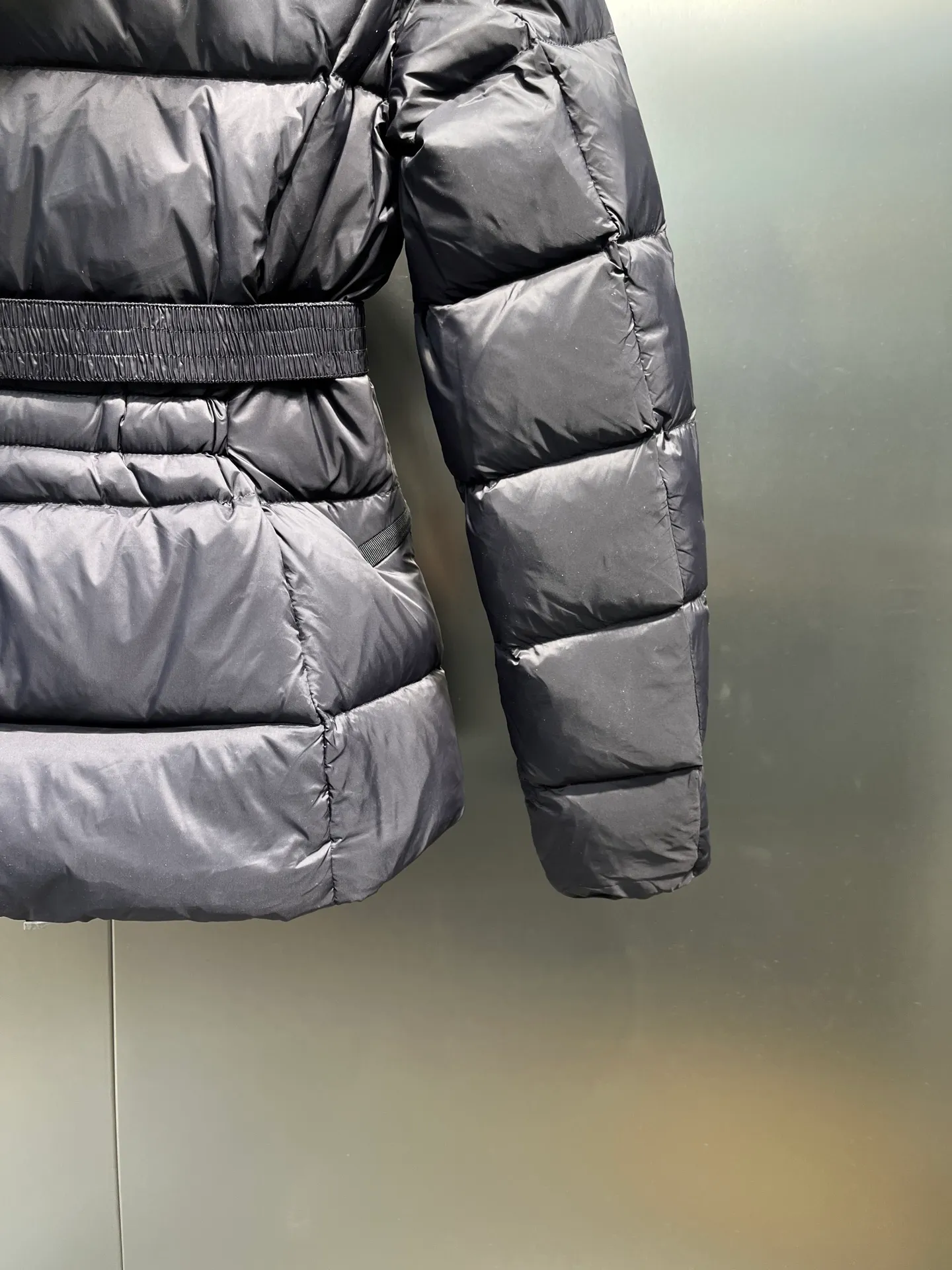 P980 𝐌𝐎𝐍𝐂𝐋𝐄𝐑🌟Moushed BOED series Autumn and winter new type of muffled hooded down jacket with fur collar and waistband. The slim fit highlights the temperament of this down jacket. There is no fluffy and bloated feeling, and it is light and neat. Such good products are hard to come by. Every detail is worth your time to explore, and this one is not picky at all. size: 1234