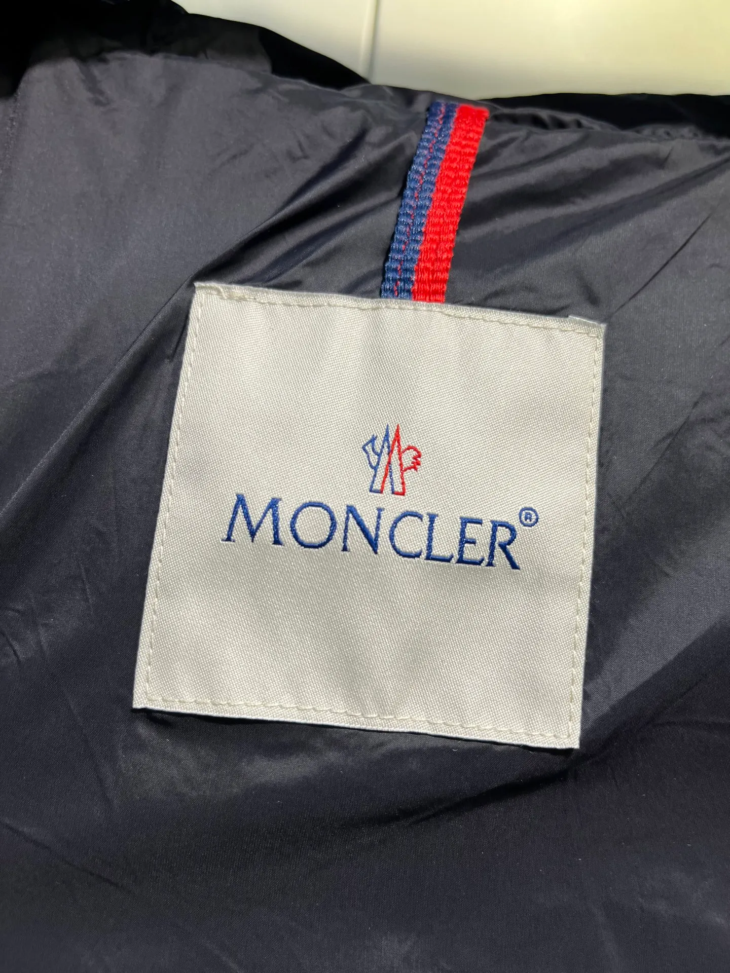 P980 𝐌𝐎𝐍𝐂𝐋𝐄𝐑🌟Moushed BOED series Autumn and winter new type of muffled hooded down jacket with fur collar and waistband. The slim fit highlights the temperament of this down jacket. There is no fluffy and bloated feeling, and it is light and neat. Such good products are hard to come by. Every detail is worth your time to explore, and this one is not picky at all. size: 1234