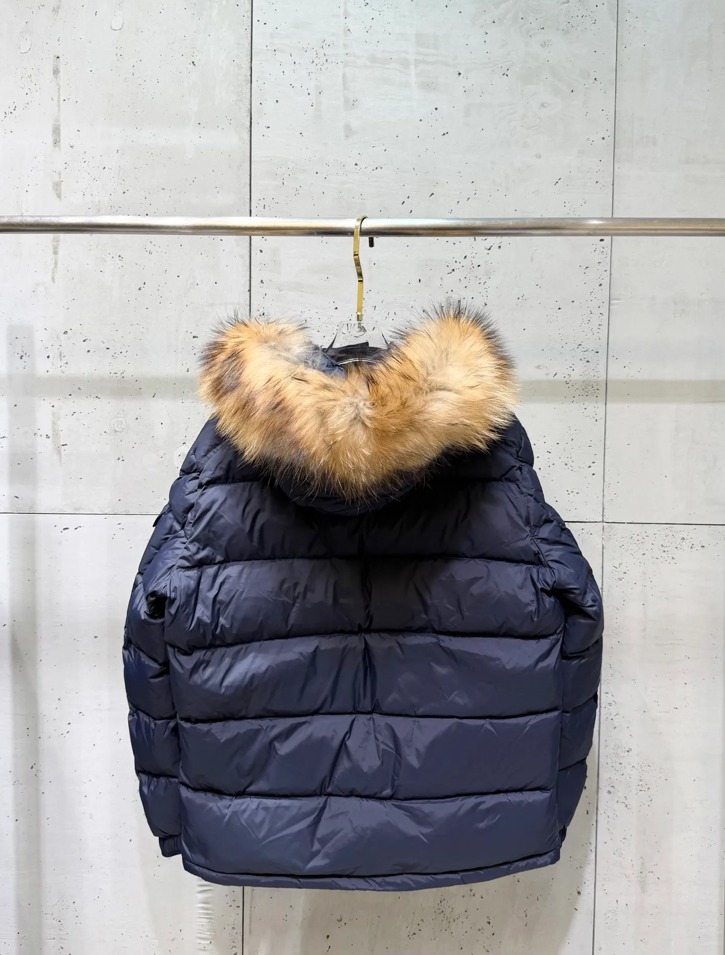 P1040 Men's Moncler Mayaf short men's down jacket. The hood is removable and the fur collar is removable. Based on Maya, a removable fur collar is added. The Mayaf men's hooded down jacket is made of functional nylon fabric, and the hood is equipped with removable synthetic material trim. The Mayaf short down jacket is a reinterpretation of the classic Moncler Maya style in an instantly recognizable silhouette, with a removable hood and adjustable hem. Made from functional fabric with removable synthetic trim on the hood. The sleeves are embellished with classic patch pockets, reflecting the brand's signature style. Details •Made from functional fabric •Technical fabric lining •Down-filled •Snap-stud collar •Detachable hood with removable synthetic trim •Zip closure •Zip pockets •Patch pockets with press-stud •Adjustable elastic cuffs •Adjustable drawstring hem Size : 1-5