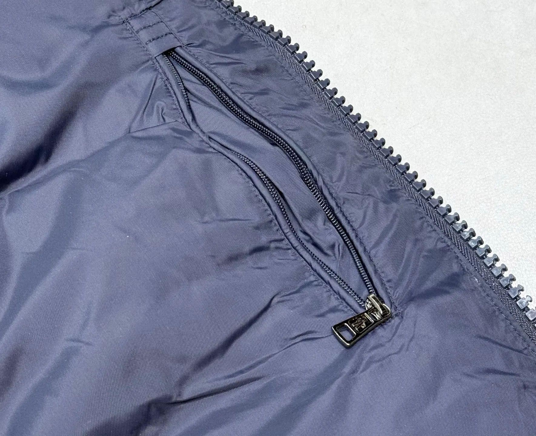 P1040 Men's Moncler Mayaf short men's down jacket. The hood is removable and the fur collar is removable. Based on Maya, a removable fur collar is added. The Mayaf men's hooded down jacket is made of functional nylon fabric, and the hood is equipped with removable synthetic material trim. The Mayaf short down jacket is a reinterpretation of the classic Moncler Maya style in an instantly recognizable silhouette, with a removable hood and adjustable hem. Made from functional fabric with removable synthetic trim on the hood. The sleeves are embellished with classic patch pockets, reflecting the brand's signature style. Details •Made from functional fabric •Technical fabric lining •Down-filled •Snap-stud collar •Detachable hood with removable synthetic trim •Zip closure •Zip pockets •Patch pockets with press-stud •Adjustable elastic cuffs •Adjustable drawstring hem Size : 1-5