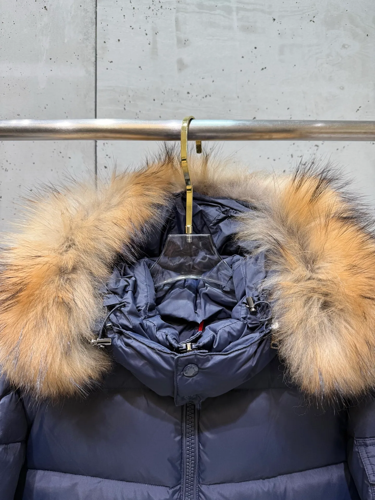 P1040 Men's Moncler Mayaf short men's down jacket. The hood is removable and the fur collar is removable. Based on Maya, a removable fur collar is added. The Mayaf men's hooded down jacket is made of functional nylon fabric, and the hood is equipped with removable synthetic material trim. The Mayaf short down jacket is a reinterpretation of the classic Moncler Maya style in an instantly recognizable silhouette, with a removable hood and adjustable hem. Made from functional fabric with removable synthetic trim on the hood. The sleeves are embellished with classic patch pockets, reflecting the brand's signature style. Details •Made from functional fabric •Technical fabric lining •Down-filled •Snap-stud collar •Detachable hood with removable synthetic trim •Zip closure •Zip pockets •Patch pockets with press-stud •Adjustable elastic cuffs •Adjustable drawstring hem Size : 1-5