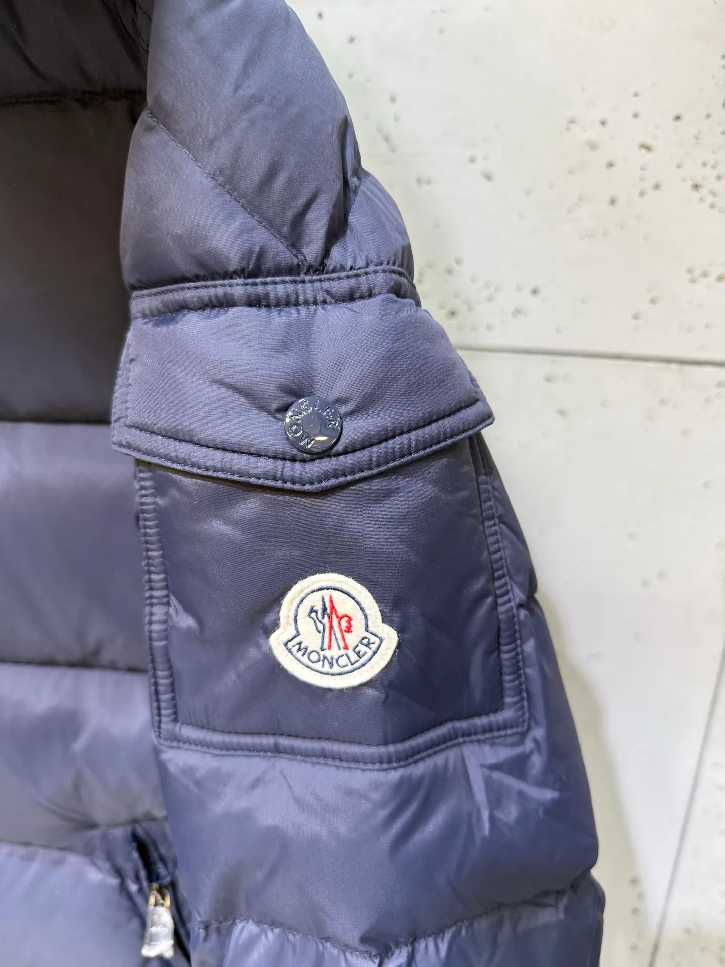 P1040 Men's Moncler Mayaf short men's down jacket. The hood is removable and the fur collar is removable. Based on Maya, a removable fur collar is added. The Mayaf men's hooded down jacket is made of functional nylon fabric, and the hood is equipped with removable synthetic material trim. The Mayaf short down jacket is a reinterpretation of the classic Moncler Maya style in an instantly recognizable silhouette, with a removable hood and adjustable hem. Made from functional fabric with removable synthetic trim on the hood. The sleeves are embellished with classic patch pockets, reflecting the brand's signature style. Details •Made from functional fabric •Technical fabric lining •Down-filled •Snap-stud collar •Detachable hood with removable synthetic trim •Zip closure •Zip pockets •Patch pockets with press-stud •Adjustable elastic cuffs •Adjustable drawstring hem Size : 1-5