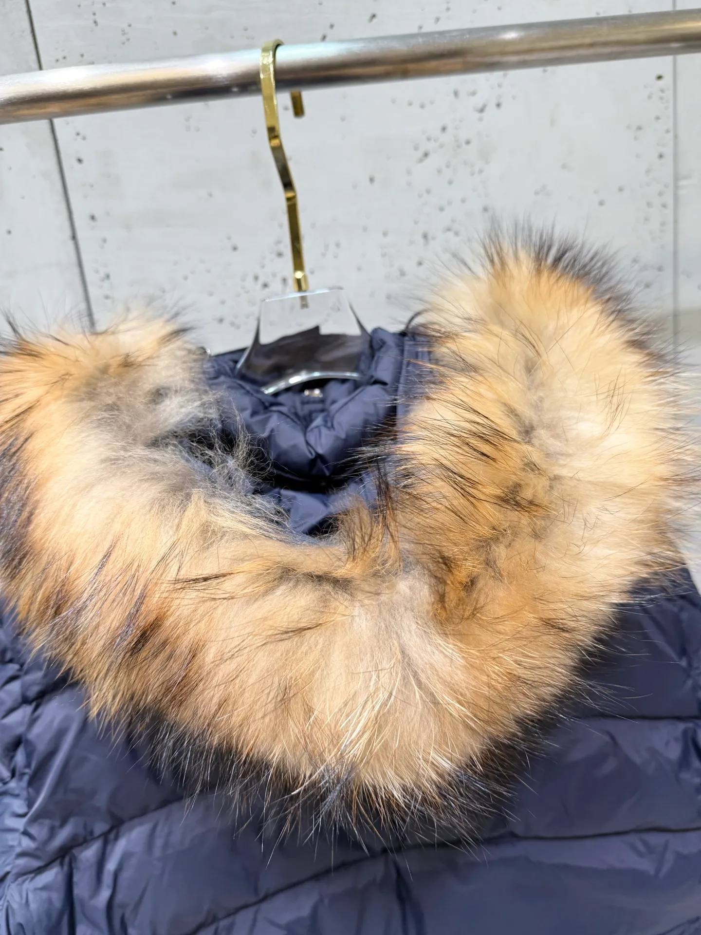 P1040 Men's Moncler Mayaf short men's down jacket. The hood is removable and the fur collar is removable. Based on Maya, a removable fur collar is added. The Mayaf men's hooded down jacket is made of functional nylon fabric, and the hood is equipped with removable synthetic material trim. The Mayaf short down jacket is a reinterpretation of the classic Moncler Maya style in an instantly recognizable silhouette, with a removable hood and adjustable hem. Made from functional fabric with removable synthetic trim on the hood. The sleeves are embellished with classic patch pockets, reflecting the brand's signature style. Details •Made from functional fabric •Technical fabric lining •Down-filled •Snap-stud collar •Detachable hood with removable synthetic trim •Zip closure •Zip pockets •Patch pockets with press-stud •Adjustable elastic cuffs •Adjustable drawstring hem Size : 1-5