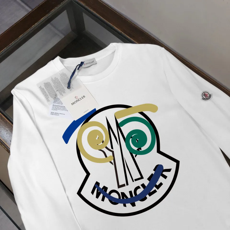 P180, a non-off-the-shelf model, you can trust it. Moncler printed long-sleeved T-shirt, 240g breathable cotton fabric, very soft and comfortable texture, does not shrink, does not deform, does not ball), can be worn alone as a base layer. Original customized accessories, collar label, care mark, hangtag, packaging (perfect details) Color: White Black Size: XS S M L