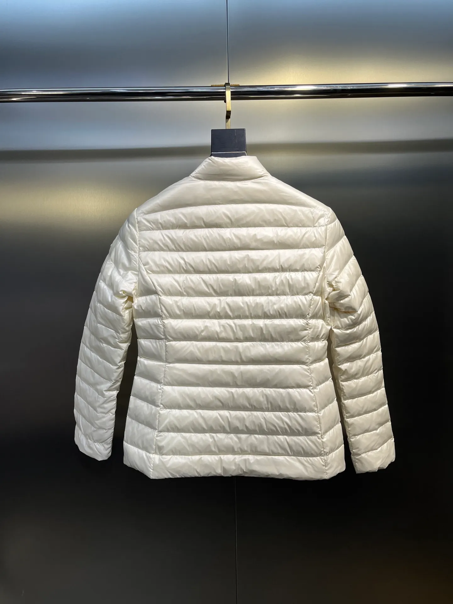 P720 Moncler🌟 25 new lgelle lightweight stand-up collar short down jacket, with classic quilting design to outline a slim silhouette. The stand-up collar details enhance the temperament, while being light and warm. Wear it as a layer during spring or winter, and you can easily weather the changing weather in one piece. Choose from three colors to suit your style: low-key black, pure white, and gentle nude—three high-end tones, suitable for different occasions and styles. The short cut lengthens the proportion, and even a small person can wear it with long legs! The choice of quality: duck down filling, which has both fluffiness and warmth, is light and weightless. The details show ingenuity and craftsmanship. Color: black, pink and white.  Size: 1 2 3 4