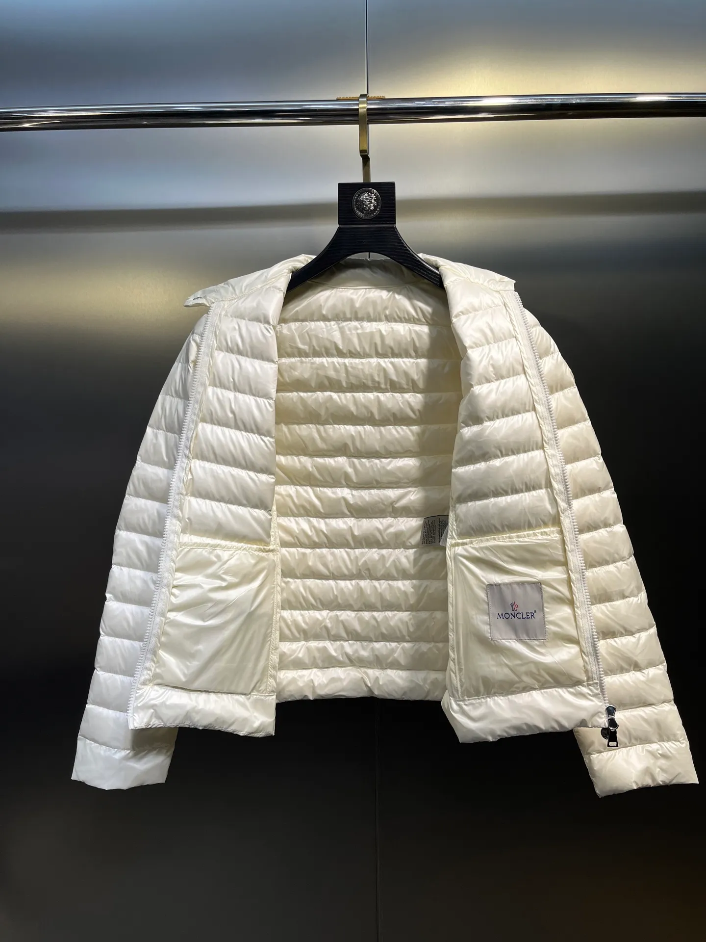 P720 Moncler🌟 25 new lgelle lightweight stand-up collar short down jacket, with classic quilting design to outline a slim silhouette. The stand-up collar details enhance the temperament, while being light and warm. Wear it as a layer during spring or winter, and you can easily weather the changing weather in one piece. Choose from three colors to suit your style: low-key black, pure white, and gentle nude—three high-end tones, suitable for different occasions and styles. The short cut lengthens the proportion, and even a small person can wear it with long legs! The choice of quality: duck down filling, which has both fluffiness and warmth, is light and weightless. The details show ingenuity and craftsmanship. Color: black, pink and white.  Size: 1 2 3 4