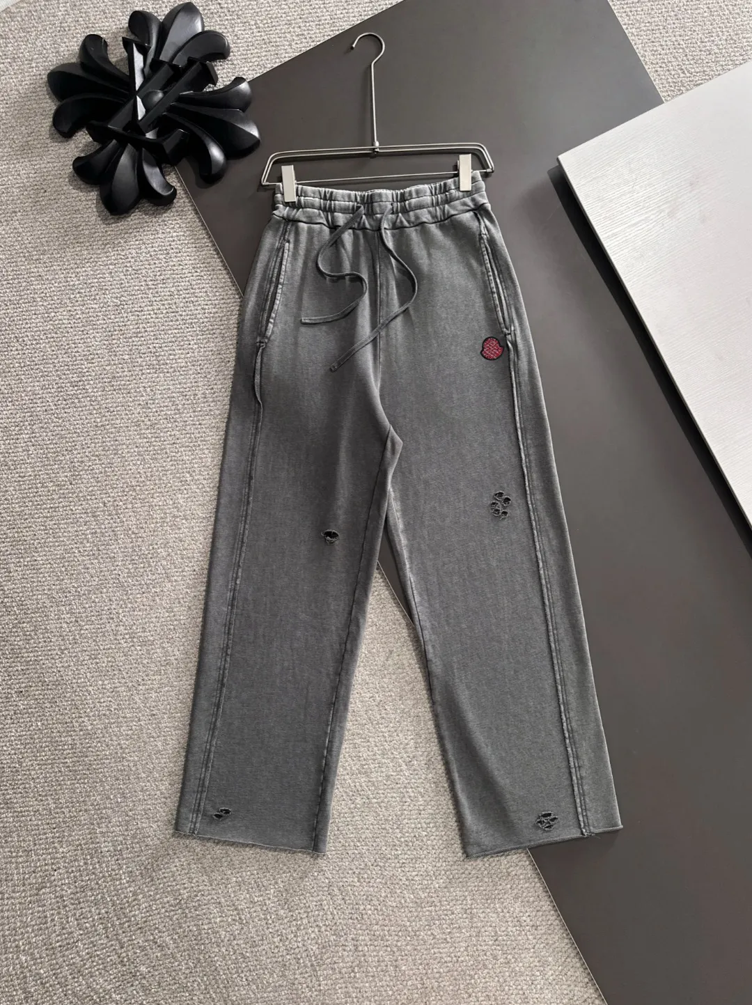 Next day shipment P360 MONCLER/Mongoose Exclusive first release of 25ss autumn and winter new high-quality trousers Compare real-life details at will A perfect choice for autumn and winter. A must-have item. Loose fit. Please refer to the size chart when placing an order: S to XL (or state your height and weight when placing an order)