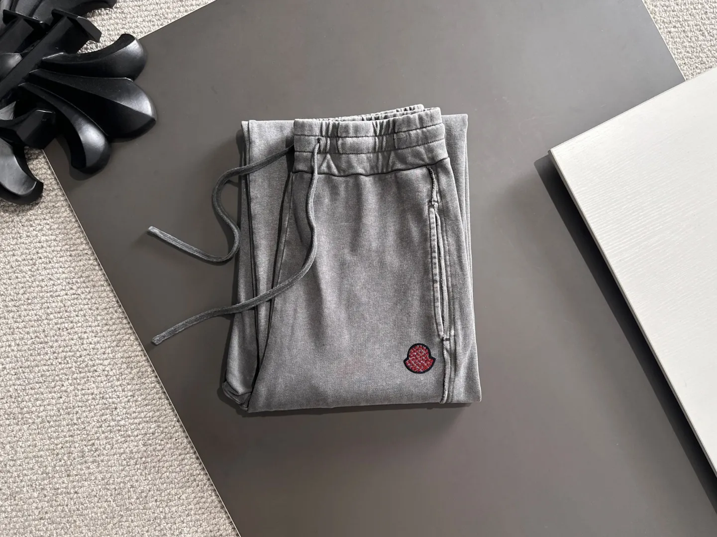 Next day shipment P360 MONCLER/Mongoose Exclusive first release of 25ss autumn and winter new high-quality trousers Compare real-life details at will A perfect choice for autumn and winter. A must-have item. Loose fit. Please refer to the size chart when placing an order: S to XL (or state your height and weight when placing an order)