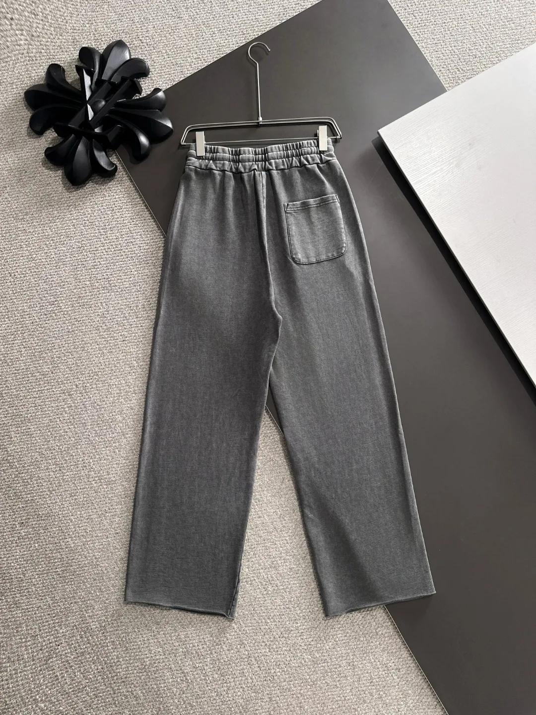 Next day shipment P360 MONCLER/Mongoose Exclusive first release of 25ss autumn and winter new high-quality trousers Compare real-life details at will A perfect choice for autumn and winter. A must-have item. Loose fit. Please refer to the size chart when placing an order: S to XL (or state your height and weight when placing an order)