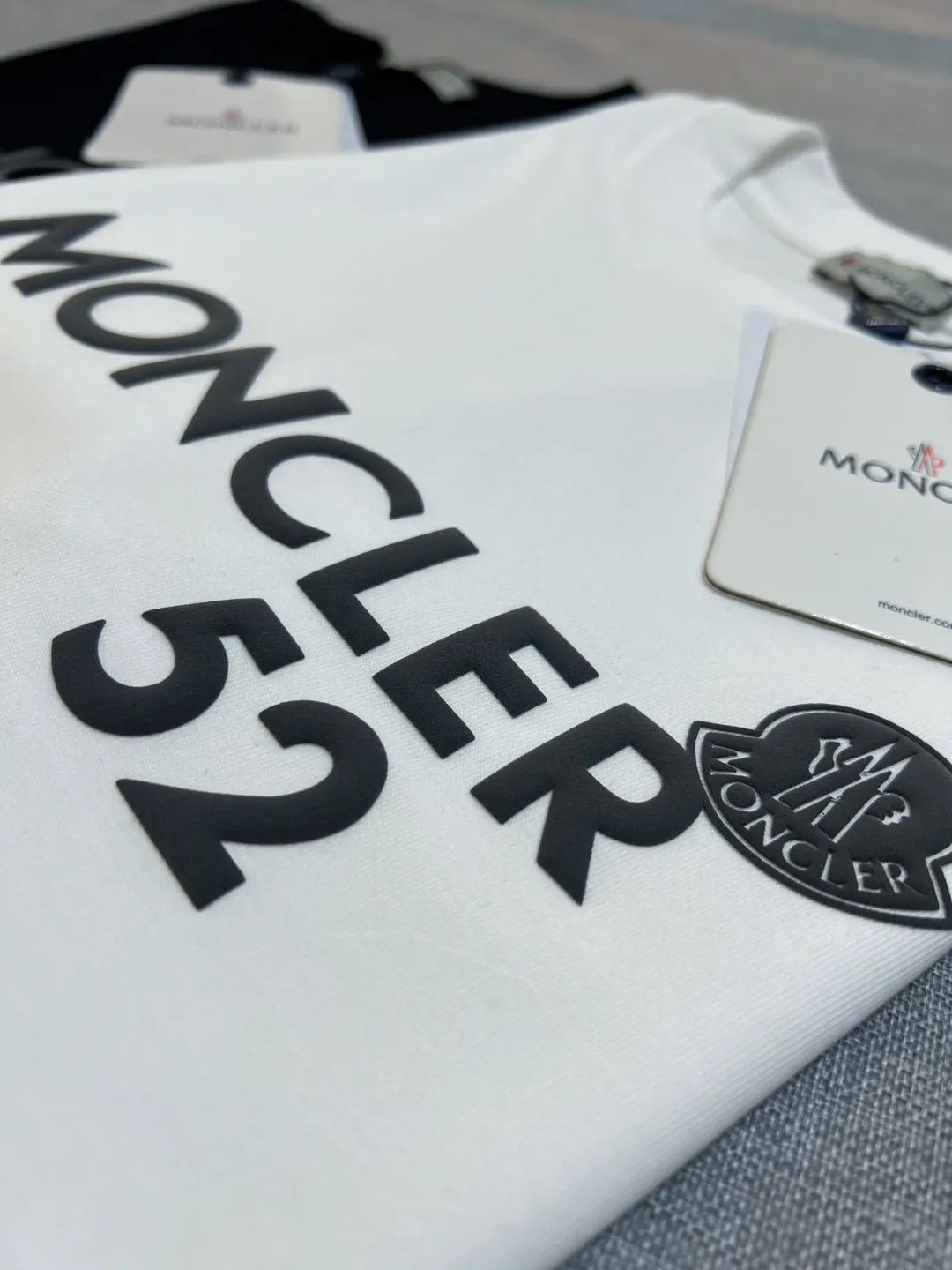 P190 Size Chart Detailed Picture] MONCLER is new, 2025FW new long-sleeved T-shirt, the official website will be updated at the same time, foam printing Moncler logo technology, details are correct to the official version, and the size of the logo is strictly controlled , standard size, foamed and taped details are in sync with the official; the fabric is made of 280g double yarn pure cotton fabric, imported woven thread, the neckline is boned to prevent deformation, the factory high-temperature washing process prevents shrinkage, the fabric is soft and breathable, scan the code and touch the NCF washed mark for identification, the details are in place, the upper body is simple and beautiful, European size version, loose and suitable, color: black, white, size XS-L (L size can wear 200 pounds)