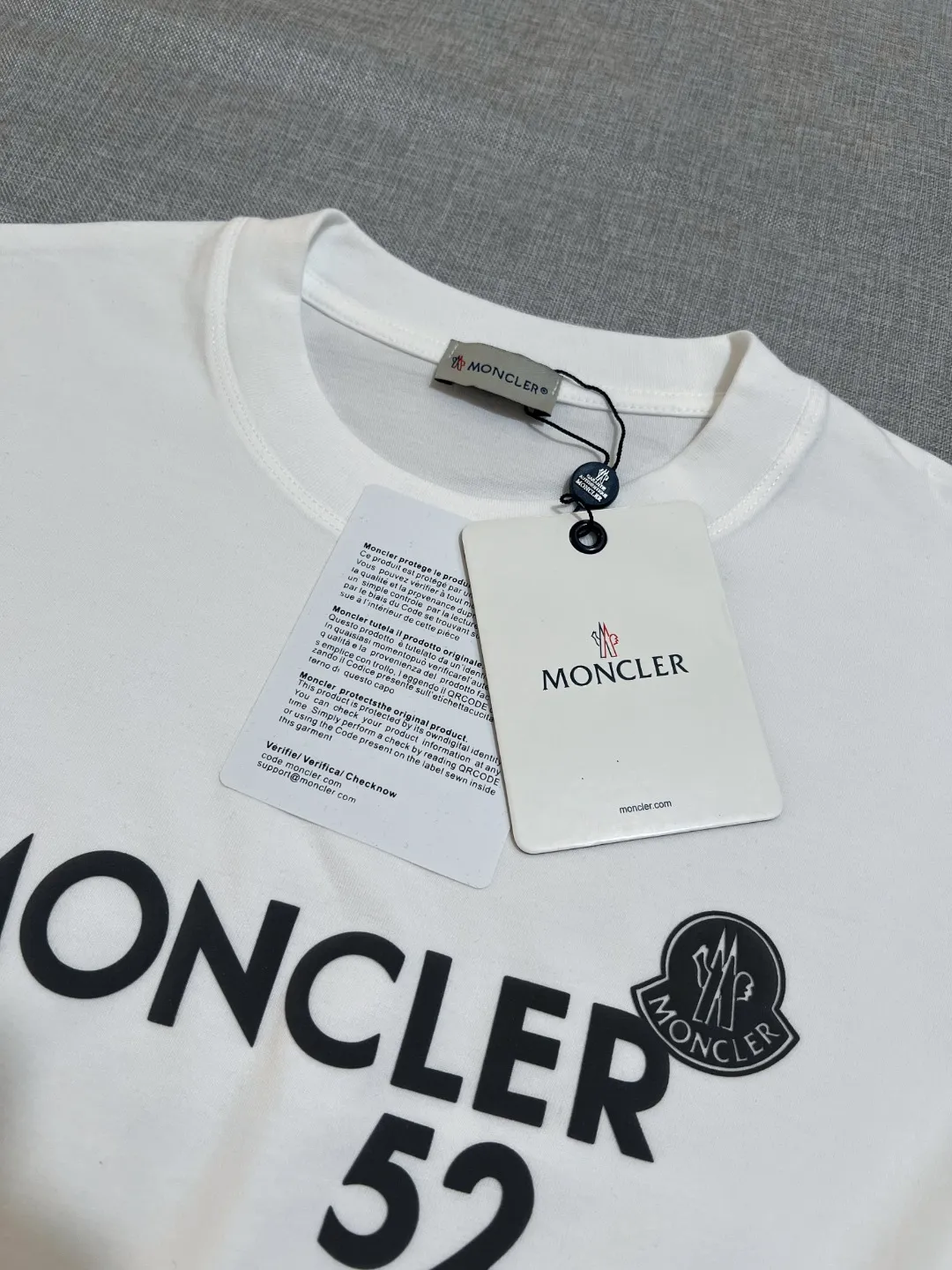 P190 Size Chart Detailed Picture] MONCLER is new, 2025FW new long-sleeved T-shirt, the official website will be updated at the same time, foam printing Moncler logo technology, details are correct to the official version, and the size of the logo is strictly controlled , standard size, foamed and taped details are in sync with the official; the fabric is made of 280g double yarn pure cotton fabric, imported woven thread, the neckline is boned to prevent deformation, the factory high-temperature washing process prevents shrinkage, the fabric is soft and breathable, scan the code and touch the NCF washed mark for identification, the details are in place, the upper body is simple and beautiful, European size version, loose and suitable, color: black, white, size XS-L (L size can wear 200 pounds)