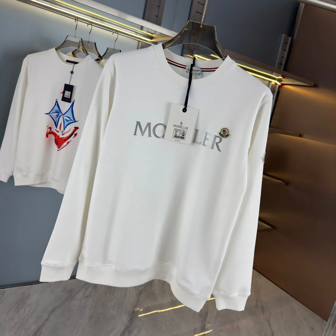 P210 high version sweatshirt) 📦With exclusive packaging📦 [Long-term ready stock] Upgraded version "Mobile phone smart sensor ~ NFC chip armband ~ Directly to the official website for anti-counterfeiting" 〖 𝐌𝐎𝐍𝐂𝐋𝐄𝐑 ~ Mouth covering〗 2025 new high quality, using 450 grams of heavyweight fabric Different from the market currency, you can mix and match everything at will and you will be handsome😎The whole clothes is made of double waistcoats. The double waistcoats make the whole dress more three-dimensional. It is not an ordinary factory that can do such fine work. 2025 autumn and winter new style, on sale at the counter, exquisite printed round neck terry sweatshirt. High-end double-ply cotton. Customized stretch ribs are dyed in the same vat. Three standards are complete. It is matched with digital printing patterns and is very breathable. Same style for men and women. Color: black, white, apricot. Size: S M L XL 2XL