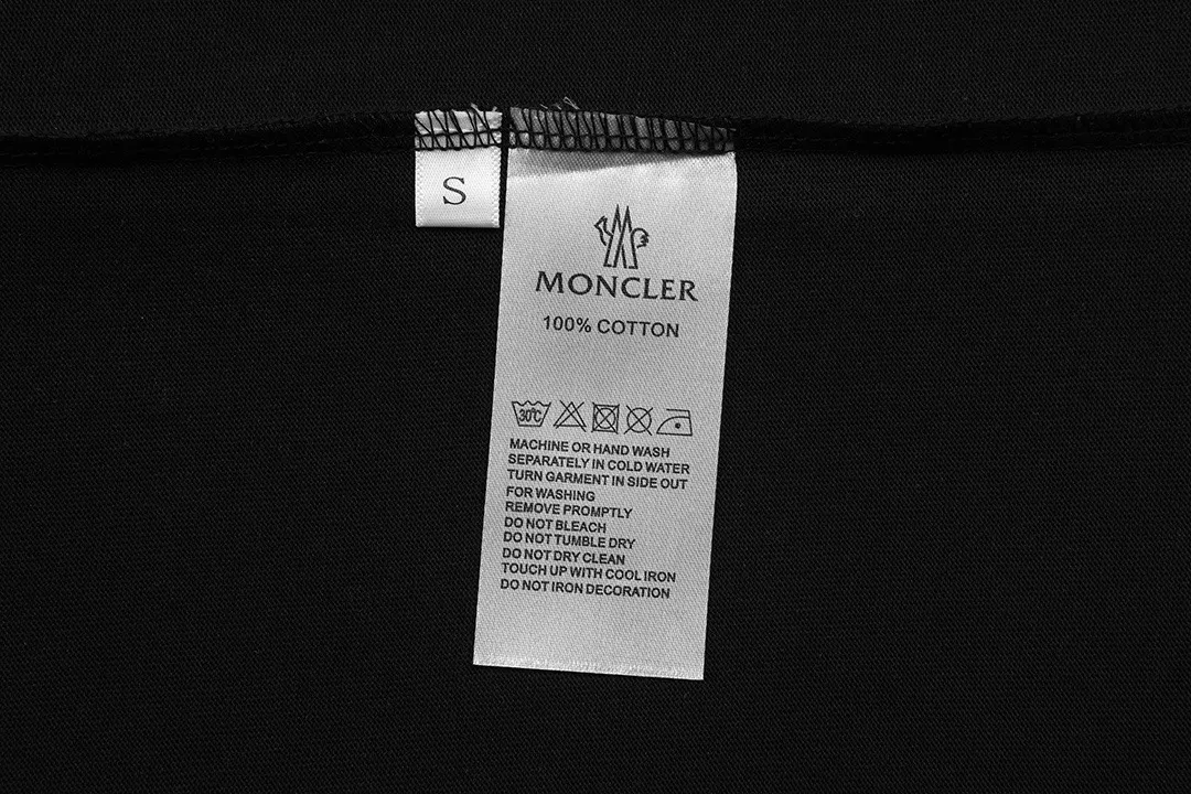 P150 Moncler 2026 official website new model Imported high-density heavy-duty embroidered letter logo Customized small armband Same style for men and women Short-sleeved T-shirt ·Customized 300g 100% double yarn pure cotton fabric ·Dyeing 32 double-strand threads ·Collar label, hangtag, main mark and three complete labels Color: black Size: XS S M L