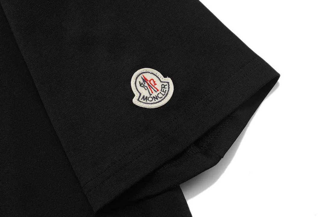 P150 Moncler 2026 official website new model Imported high-density heavy-duty embroidered letter logo Customized small armband Same style for men and women Short-sleeved T-shirt ·Customized 300g 100% double yarn pure cotton fabric ·Dyeing 32 double-strand threads ·Collar label, hangtag, main mark and three complete labels Color: black Size: XS S M L