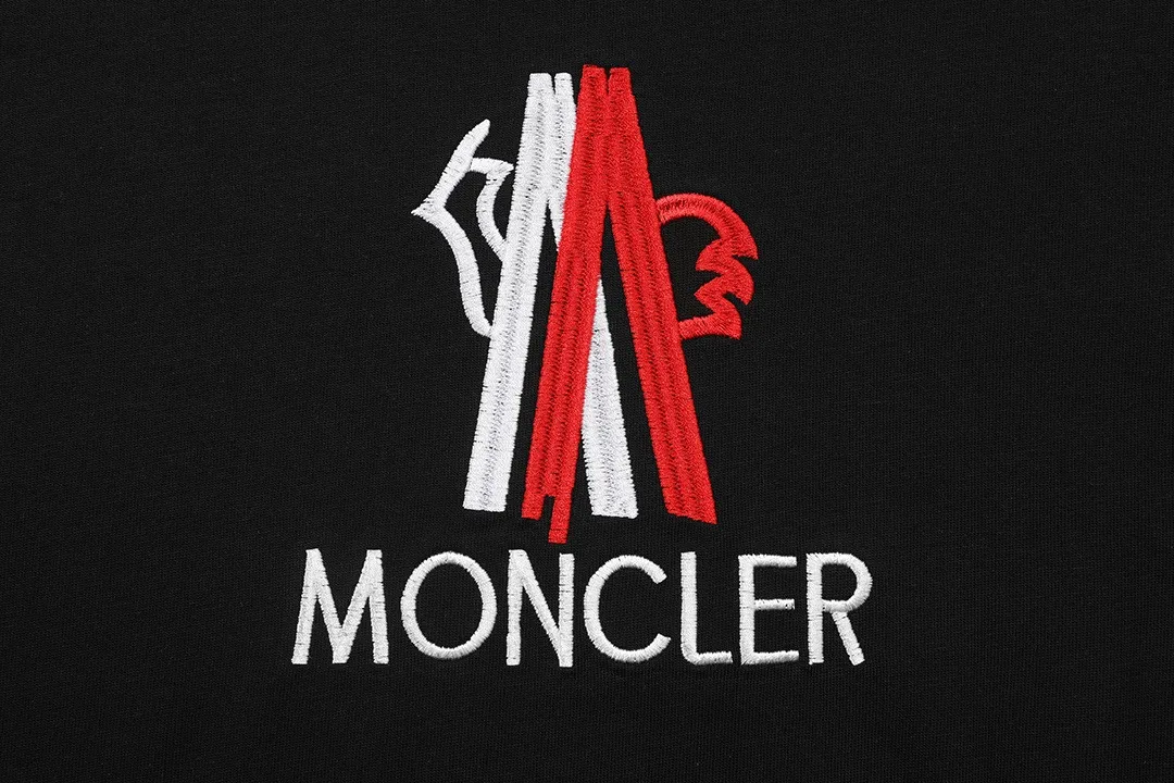 P150 Moncler 2026 official website new model Imported high-density heavy-duty embroidered letter logo Customized small armband Same style for men and women Short-sleeved T-shirt ·Customized 300g 100% double yarn pure cotton fabric ·Dyeing 32 double-strand threads ·Collar label, hangtag, main mark and three complete labels Color: black Size: XS S M L