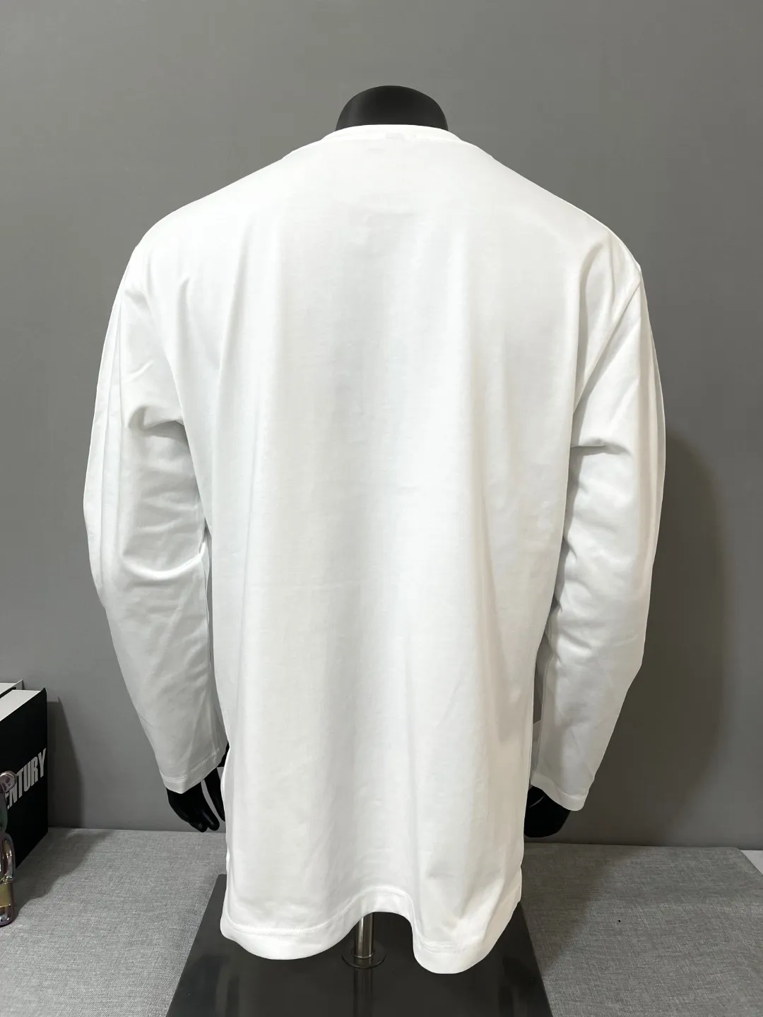 P180 Meng Mou·Moncler MONCLER is new, 2025fw autumn and winter long-sleeved T-shirt, the official and original 4.8cm embroidered logos are synchronized, the details match the official version, made of 280g double yarn 100% cotton fabric, imported woven thread thread, and ribbed collar Not easy to deform, the fabric is soft and breathable, does not shrink, NCF washable mark identification, details are in place, the upper body is good-looking, European size version, loose and suitable, a must-have for autumn and winter outer wear wardrobe, color: black, white, size XS-L (L size can wear 200 pounds)