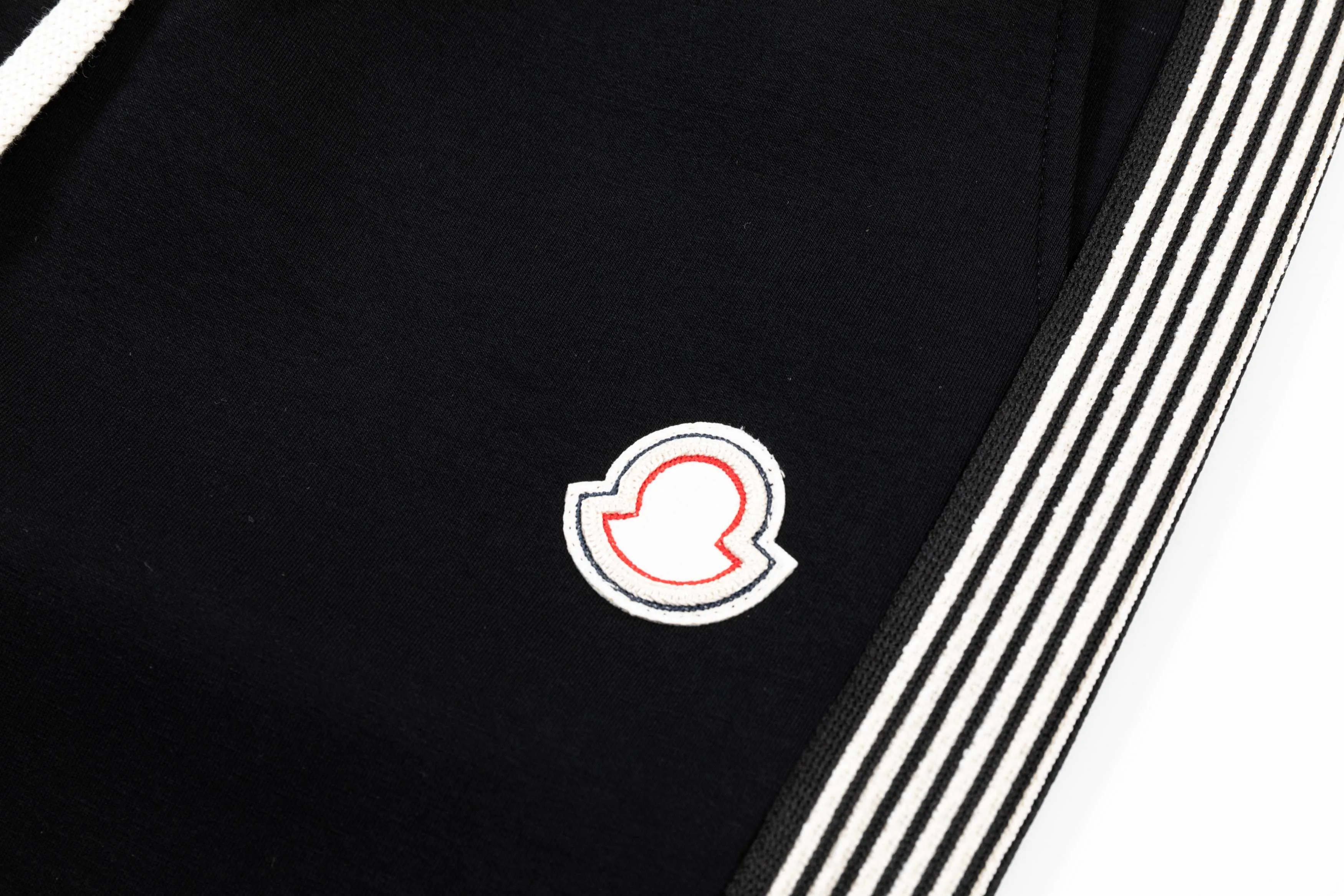 P240 MONCLER 2025 new autumn and winter casual pants, classic logo webbing technology, high-end version, customized fabrics at the counter, high breathability and comfort, impeccable details, brand element design concept, reflecting high quality. It feels delicate and soft! It presents a casual cut and the upper body shape is great! Color: Black Size: M-4XL