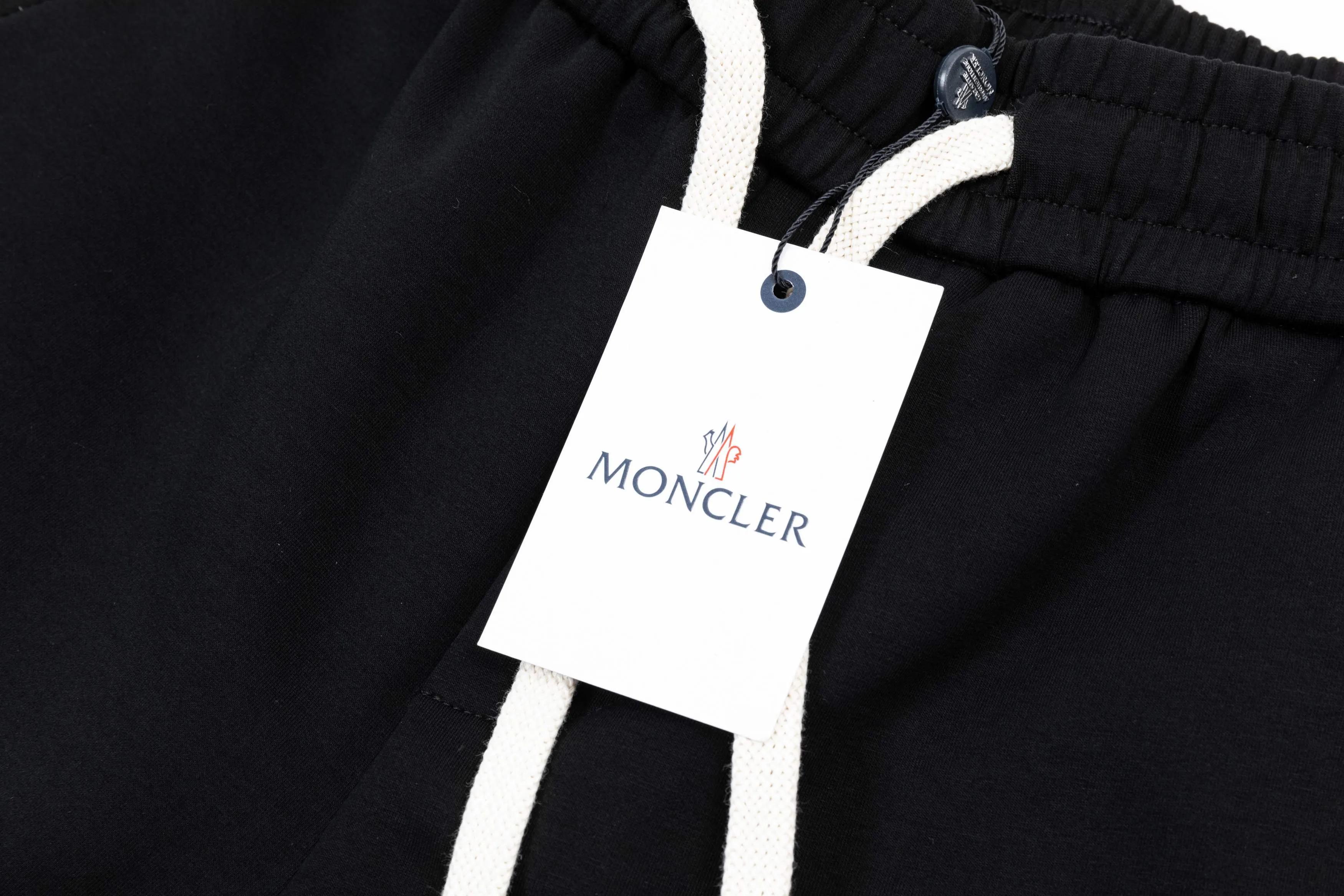 P240 MONCLER 2025 new autumn and winter casual pants, classic logo webbing technology, high-end version, customized fabrics at the counter, high breathability and comfort, impeccable details, brand element design concept, reflecting high quality. It feels delicate and soft! It presents a casual cut and the upper body shape is great! Color: Black Size: M-4XL