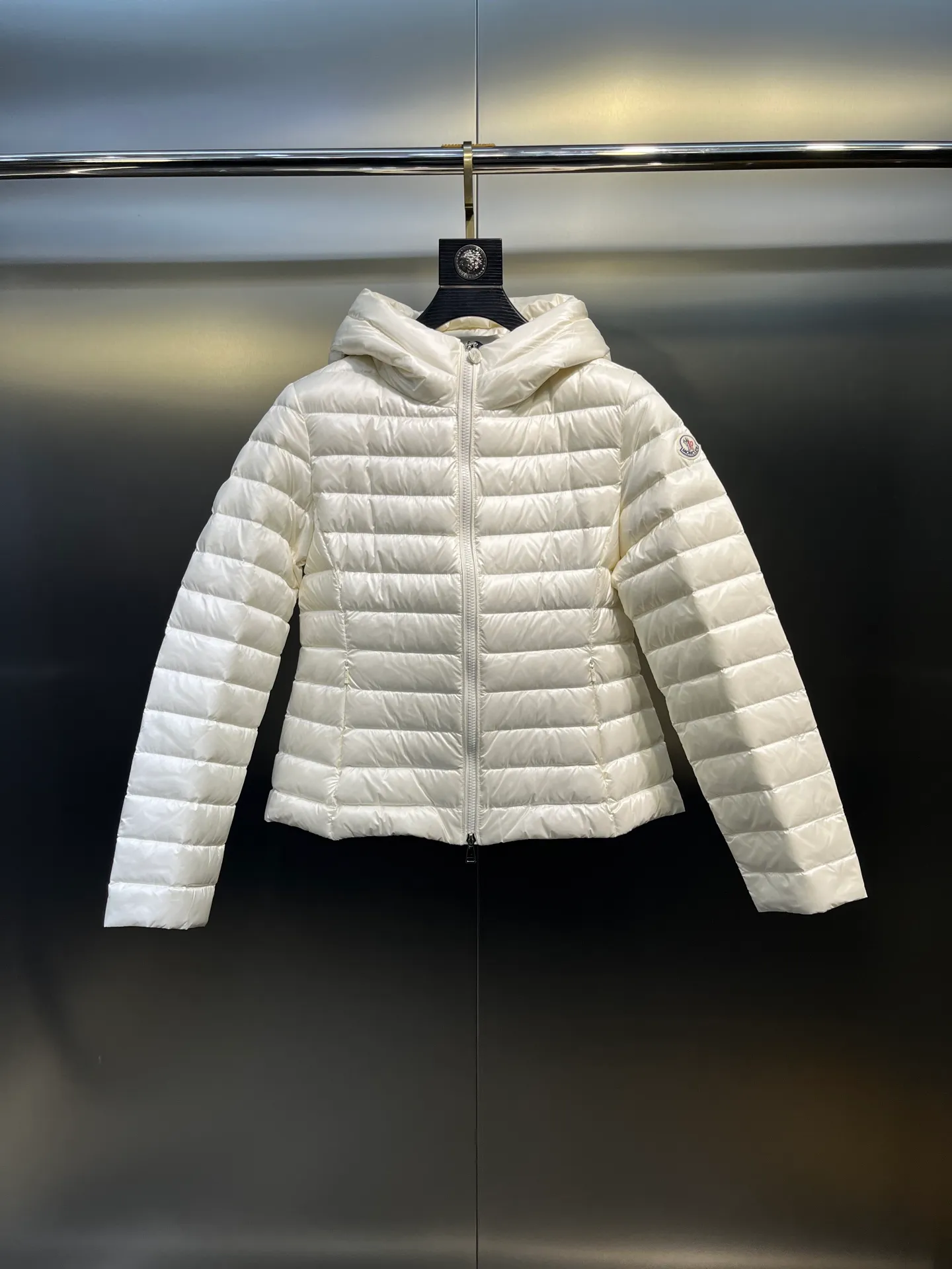P900 𝐌𝐎𝐍𝐂𝐋𝐄𝐑Moncler🌟 New Ige hooded short women's leg down is made of longue saison fabric, suitable for mild weather. This nylon fabric is warm without being bulky. Designed in a cropped silhouette, it features a classic hooded silhouette and a cinched waist for a smooth, feminine look. Color: Black White Size: 1234