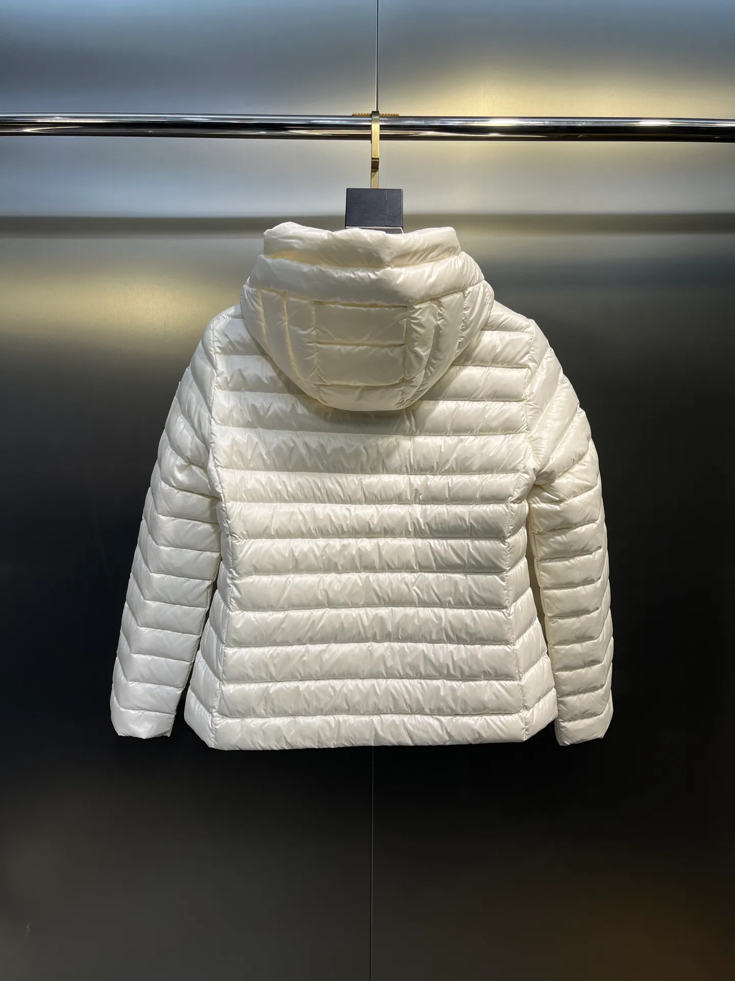 P900 𝐌𝐎𝐍𝐂𝐋𝐄𝐑Moncler🌟 New Ige hooded short women's leg down is made of longue saison fabric, suitable for mild weather. This nylon fabric is warm without being bulky. Designed in a cropped silhouette, it features a classic hooded silhouette and a cinched waist for a smooth, feminine look. Color: Black White Size: 1234