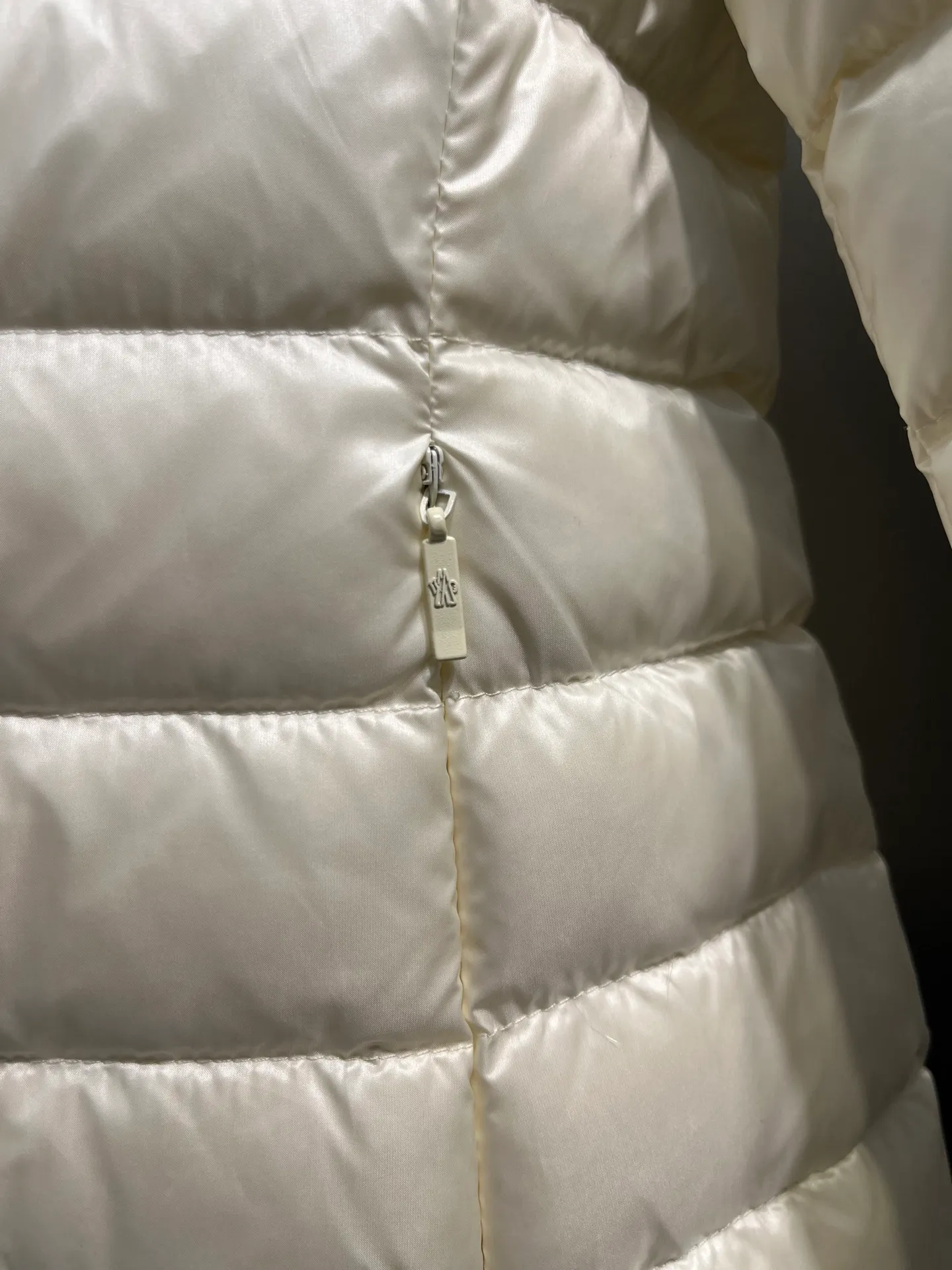 P900 𝐌𝐎𝐍𝐂𝐋𝐄𝐑Moncler🌟 New Ige hooded short women's leg down is made of longue saison fabric, suitable for mild weather. This nylon fabric is warm without being bulky. Designed in a cropped silhouette, it features a classic hooded silhouette and a cinched waist for a smooth, feminine look. Color: Black White Size: 1234