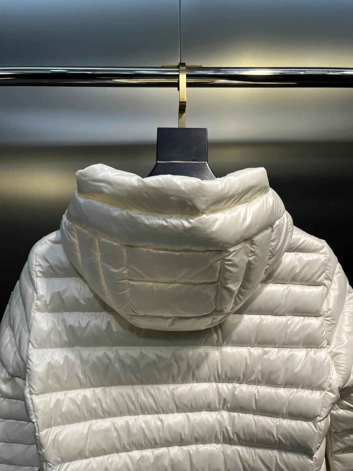P900 𝐌𝐎𝐍𝐂𝐋𝐄𝐑Moncler🌟 New Ige hooded short women's leg down is made of longue saison fabric, suitable for mild weather. This nylon fabric is warm without being bulky. Designed in a cropped silhouette, it features a classic hooded silhouette and a cinched waist for a smooth, feminine look. Color: Black White Size: 1234