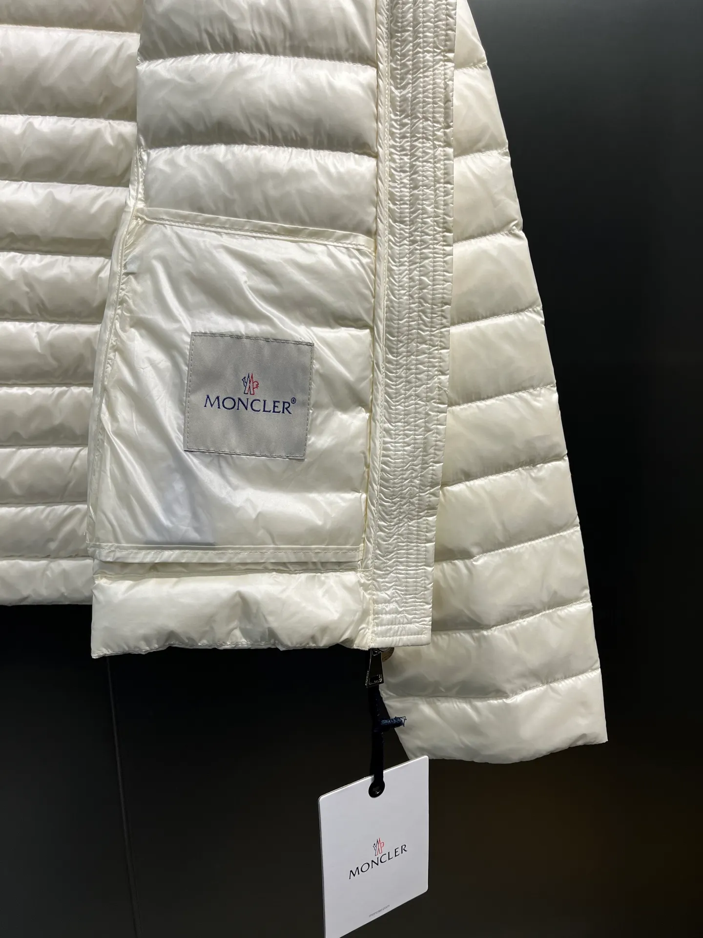 P900 𝐌𝐎𝐍𝐂𝐋𝐄𝐑Moncler🌟 New Ige hooded short women's leg down is made of longue saison fabric, suitable for mild weather. This nylon fabric is warm without being bulky. Designed in a cropped silhouette, it features a classic hooded silhouette and a cinched waist for a smooth, feminine look. Color: Black White Size: 1234