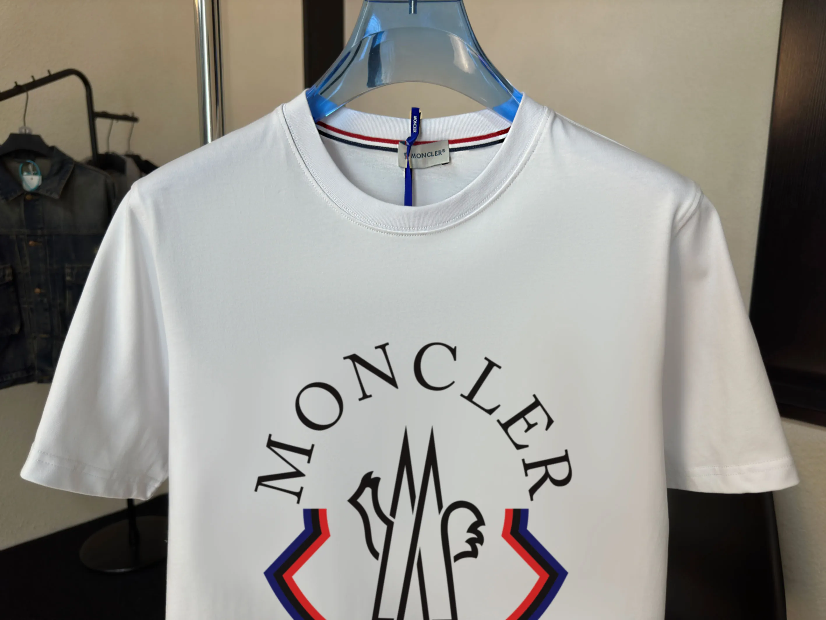 P140 💰Upgraded version "Mobile phone smart sensor ~ NFC chip armband ~ direct access to the official website for anti-counterfeiting" "Moncler ~ Mouth Mouth" 2025 new high-quality round neck short-sleeved T-shirt. The cuffs have imported embroidered labels. Customized dyeing, very comfortable to touch. Super versatile and good-looking short-sleeved. Complete with three labels. Non-market ordinary version. Feel free to compare. Quality is absolutely guaranteed! ‼ First of all, this original fabric is all custom-woven with 32-count double yarn fabric, 250G, and the weight is the same‼ Fine workmanship, double waistcoat method, double waistcoat method, double waistcoat method makes the whole dress more three-dimensional, which is not a craft that ordinary T-shirts can achieve🤪 Size: S-M-L-XL-2XL Color: black, white, apricot, same style for men and women
