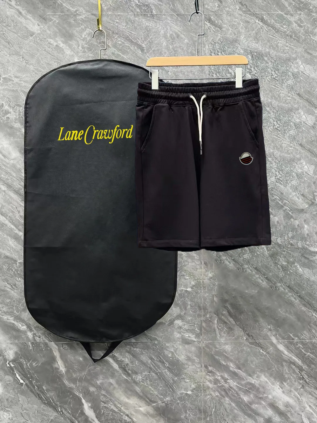 💰230 ✨MONCLER Meng Mouth SS spring and summer show style. Slim-fitting lines with exquisite logo and simple logo shorts. Domestic OEM exports. Supply top brand fabrics. 360g weight. Compatible with all body shapes. Black and white drawstring design on waist elastic band. Customized drawstring pockets with diagonal pocket design on both sides. There is also a small pocket at the rear. Color: black gray. Size S-XL