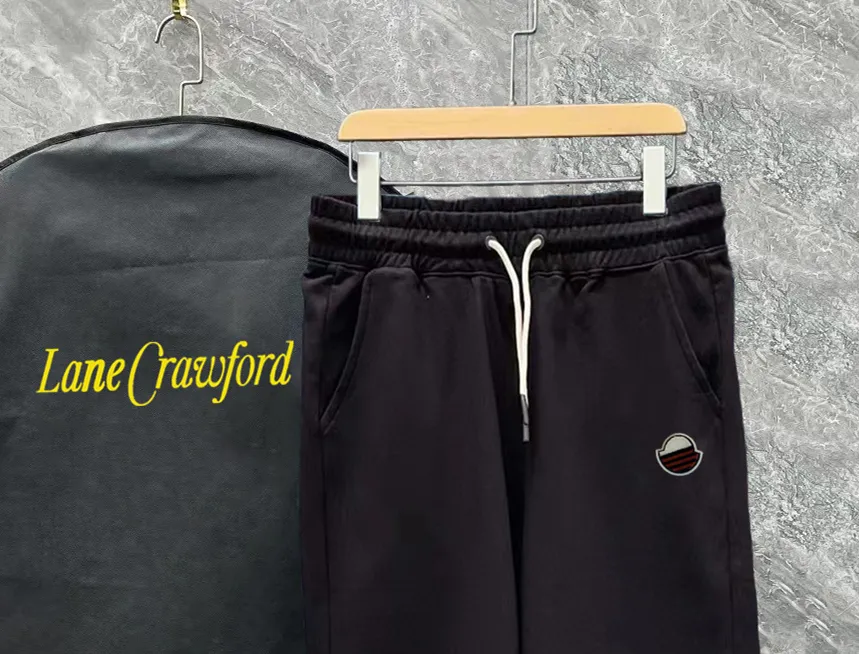 💰230 ✨MONCLER Meng Mouth SS spring and summer show style. Slim-fitting lines with exquisite logo and simple logo shorts. Domestic OEM exports. Supply top brand fabrics. 360g weight. Compatible with all body shapes. Black and white drawstring design on waist elastic band. Customized drawstring pockets with diagonal pocket design on both sides. There is also a small pocket at the rear. Color: black gray. Size S-XL