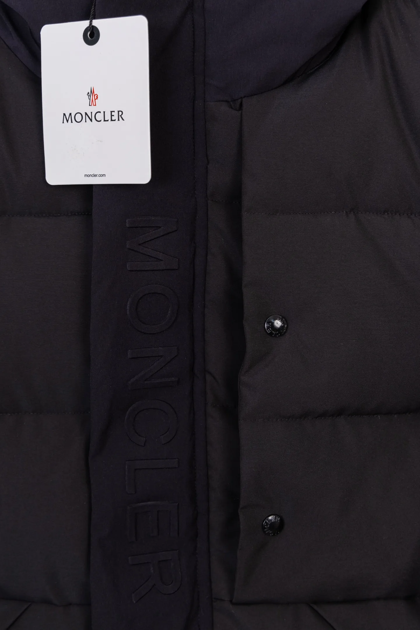 P570 Model No.: S034 MONER/MC Three-dimensional embossed letter down jacket for access control New style for fall and winter madeira. Black Warrior Hooded mid-length down jacket Hard to find on the official website Black and gray available in stock Alpine cold-resistant luxury product, urban warm winter style medal When France's century-old down gene meets modern minimalist aesthetics, this hooded cotton jacket combines "polar level warmth" with "High luxury design" plays a dual variation of winter dressing. The classic round logo on the sleeve arm is an identity plate in the high-end down field. It is low-key but has a "luxury aura". The three-dimensional embossed "MONCLER" Logo on the placket is engraved with the brand's ingenuity with an embossed texture, extending luxury from vision to tactile experience. It uses cold-resistant and temperature-locking technology fabrics to effectively resist the invasion of cold air and can firmly lock in body warmth even in cold weather. The adjustable hood firmly protects the head and neck, "button + hidden zipper" Double placket, double temperature locking, full of tightness; hood and front placket are made of 2.5 layers of fabric. Logo letter embossed. Hidden button and zipper closure. The outer pocket has a hidden snap button closure. The chest pocket has a zipper closure. Adjustable hood and hood with elastic drawstring. Size: S-XL