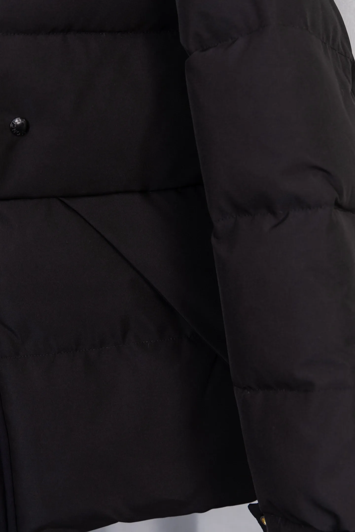 P570 Model No.: S034 MONER/MC Three-dimensional embossed letter down jacket for access control New style for fall and winter madeira. Black Warrior Hooded mid-length down jacket Hard to find on the official website Black and gray available in stock Alpine cold-resistant luxury product, urban warm winter style medal When France's century-old down gene meets modern minimalist aesthetics, this hooded cotton jacket combines "polar level warmth" with "High luxury design" plays a dual variation of winter dressing. The classic round logo on the sleeve arm is an identity plate in the high-end down field. It is low-key but has a "luxury aura". The three-dimensional embossed "MONCLER" Logo on the placket is engraved with the brand's ingenuity with an embossed texture, extending luxury from vision to tactile experience. It uses cold-resistant and temperature-locking technology fabrics to effectively resist the invasion of cold air and can firmly lock in body warmth even in cold weather. The adjustable hood firmly protects the head and neck, "button + hidden zipper" Double placket, double temperature locking, full of tightness; hood and front placket are made of 2.5 layers of fabric. Logo letter embossed. Hidden button and zipper closure. The outer pocket has a hidden snap button closure. The chest pocket has a zipper closure. Adjustable hood and hood with elastic drawstring. Size: S-XL