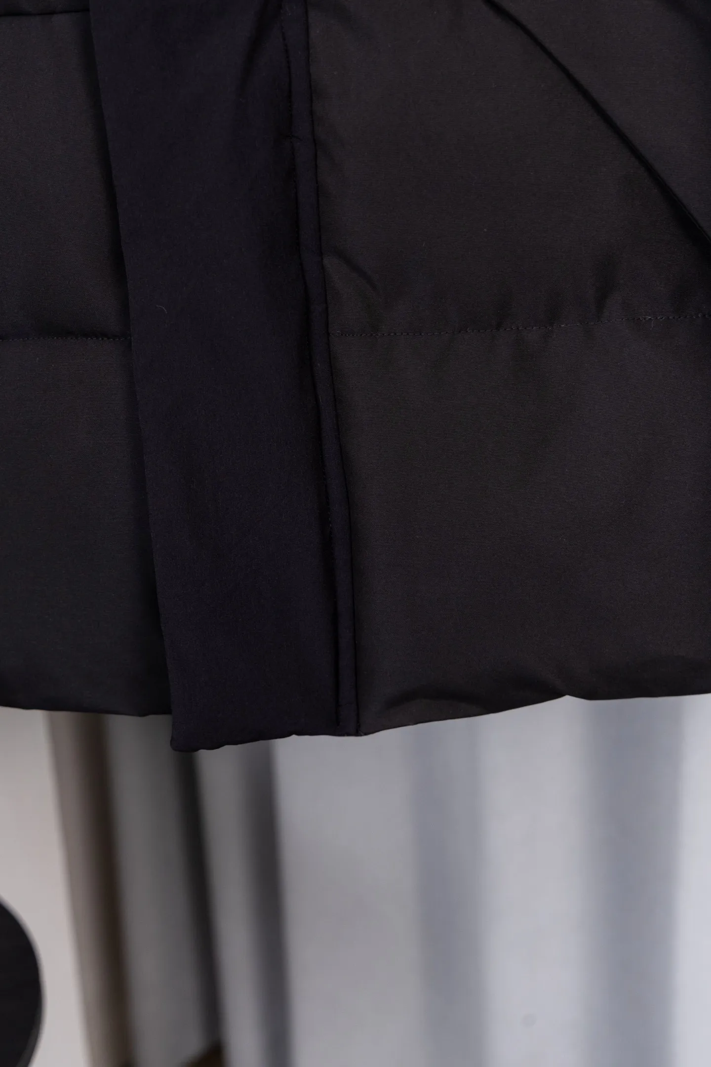 P570 Model No.: S034 MONER/MC Three-dimensional embossed letter down jacket for access control New style for fall and winter madeira. Black Warrior Hooded mid-length down jacket Hard to find on the official website Black and gray available in stock Alpine cold-resistant luxury product, urban warm winter style medal When France's century-old down gene meets modern minimalist aesthetics, this hooded cotton jacket combines "polar level warmth" with "High luxury design" plays a dual variation of winter dressing. The classic round logo on the sleeve arm is an identity plate in the high-end down field. It is low-key but has a "luxury aura". The three-dimensional embossed "MONCLER" Logo on the placket is engraved with the brand's ingenuity with an embossed texture, extending luxury from vision to tactile experience. It uses cold-resistant and temperature-locking technology fabrics to effectively resist the invasion of cold air and can firmly lock in body warmth even in cold weather. The adjustable hood firmly protects the head and neck, "button + hidden zipper" Double placket, double temperature locking, full of tightness; hood and front placket are made of 2.5 layers of fabric. Logo letter embossed. Hidden button and zipper closure. The outer pocket has a hidden snap button closure. The chest pocket has a zipper closure. Adjustable hood and hood with elastic drawstring. Size: S-XL