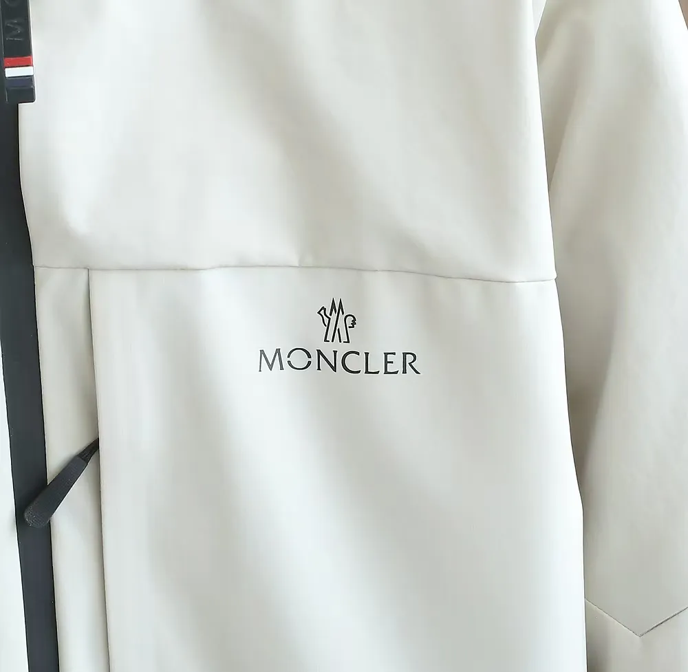 P1660 Moncler 25FW new thin and lightweight men's hooded casual down jacket! Trading company orders Jeluz men's down inspired by classic, men's choice for outdoor activities! The product is made of GORE-Tex waterproof outdoor sports fabric and decorated with recyclable details, which demonstrates the brand's commitment to external environmental protection. The adjustable cuffs and two-way zipper ensure easy wearing and adjustment of the silhouette; the interior is made of European-standard environmentally friendly 90% white duck down + 10% feather high-content filling, which is warmer and lighter than traditional down jackets in the past. You will know its high-end atmosphere when you try it in person. The upper body is comfortable, warm and breathable without any bloated feeling! At the same time, it has a high sense of class and recognition. The seams of the body are all cut in position to ensure visual beauty, which is very time-consuming and material-consuming! The fashionable detachable vest can be worn alone. The detachable hooded stand-up collar design is easy to disassemble and assemble to create different fashionable looks. The concealed placket, two-way zipper opening and closing, elastic cuffs and drawstring hem cuff design can better withstand the cold wind and keep the upper body warm in autumn and winter. It is a tall and stylish item! Color: Black, premium gray, off-white Size: M-3XL Size 1: Shoulder width 51cm - Bust 114cm - Clothing length 70cm - Sleeve length 61cm Size 2: Shoulder width 52cm - Bust 118cm - Clothing length 71cm - Sleeve length 62cm Size 3: Shoulder width 53cm - Bust 122cm - Clothing length 72cm - Sleeve length 63cm 4 Size: Shoulder width 54cm - Bust 126cm - Clothing length 73cm - Sleeve length 64cm Size 5: Shoulder width 55cm - Bust 130cm - Clothing length 75cm - Sleeve length 64cm