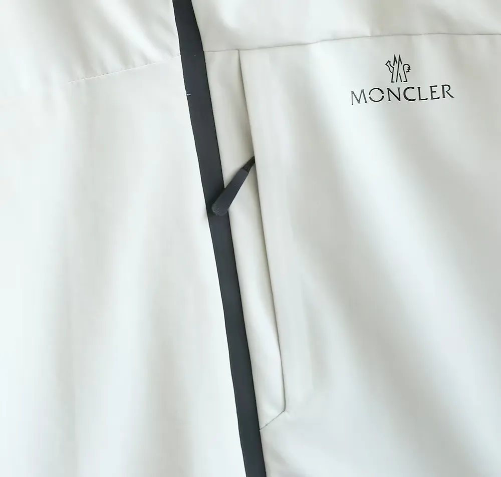 P1660 Moncler 25FW new thin and lightweight men's hooded casual down jacket! Trading company orders Jeluz men's down inspired by classic, men's choice for outdoor activities! The product is made of GORE-Tex waterproof outdoor sports fabric and decorated with recyclable details, which demonstrates the brand's commitment to external environmental protection. The adjustable cuffs and two-way zipper ensure easy wearing and adjustment of the silhouette; the interior is made of European-standard environmentally friendly 90% white duck down + 10% feather high-content filling, which is warmer and lighter than traditional down jackets in the past. You will know its high-end atmosphere when you try it in person. The upper body is comfortable, warm and breathable without any bloated feeling! At the same time, it has a high sense of class and recognition. The seams of the body are all cut in position to ensure visual beauty, which is very time-consuming and material-consuming! The fashionable detachable vest can be worn alone. The detachable hooded stand-up collar design is easy to disassemble and assemble to create different fashionable looks. The concealed placket, two-way zipper opening and closing, elastic cuffs and drawstring hem cuff design can better withstand the cold wind and keep the upper body warm in autumn and winter. It is a tall and stylish item! Color: Black, premium gray, off-white Size: M-3XL Size 1: Shoulder width 51cm - Bust 114cm - Clothing length 70cm - Sleeve length 61cm Size 2: Shoulder width 52cm - Bust 118cm - Clothing length 71cm - Sleeve length 62cm Size 3: Shoulder width 53cm - Bust 122cm - Clothing length 72cm - Sleeve length 63cm 4 Size: Shoulder width 54cm - Bust 126cm - Clothing length 73cm - Sleeve length 64cm Size 5: Shoulder width 55cm - Bust 130cm - Clothing length 75cm - Sleeve length 64cm
