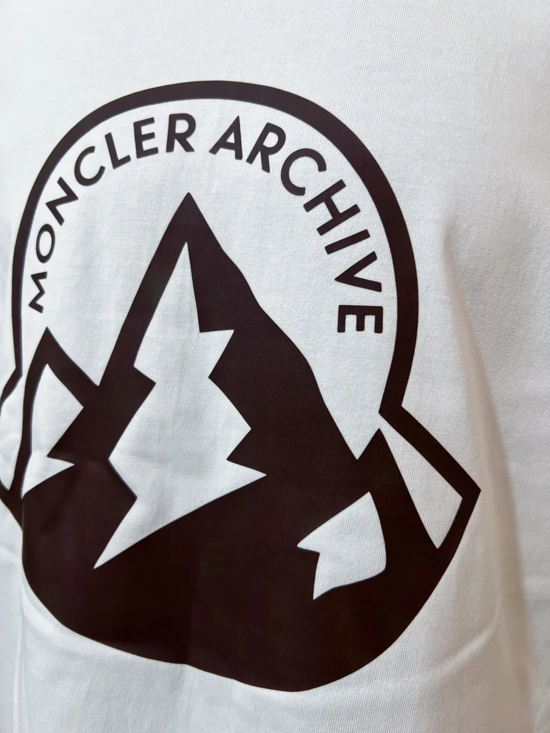 P180 MONCLER new release, 2025fw official synchronized large logo printing long-sleeved T-shirt, the details match the official version, and the logo size is strictly controlled , standard size, details are in sync with the official version; 280g double yarn 100% cotton fabric is selected, imported woven thread, the neckline is boned to prevent deformation, washed at high temperature at the factory, the fabric is soft and breathable, does not shrink and prevent deformation, NCF washed mark identification, details are in place, European size version, loose and suitable, the same color as the official website: black, white, size XS-L (L size can wear 200 pounds)