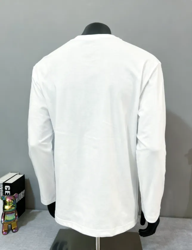P180 MONCLER new release, 2025fw official synchronized large logo printing long-sleeved T-shirt, the details match the official version, and the logo size is strictly controlled , standard size, details are in sync with the official version; 280g double yarn 100% cotton fabric is selected, imported woven thread, the neckline is boned to prevent deformation, washed at high temperature at the factory, the fabric is soft and breathable, does not shrink and prevent deformation, NCF washed mark identification, details are in place, European size version, loose and suitable, the same color as the official website: black, white, size XS-L (L size can wear 200 pounds)