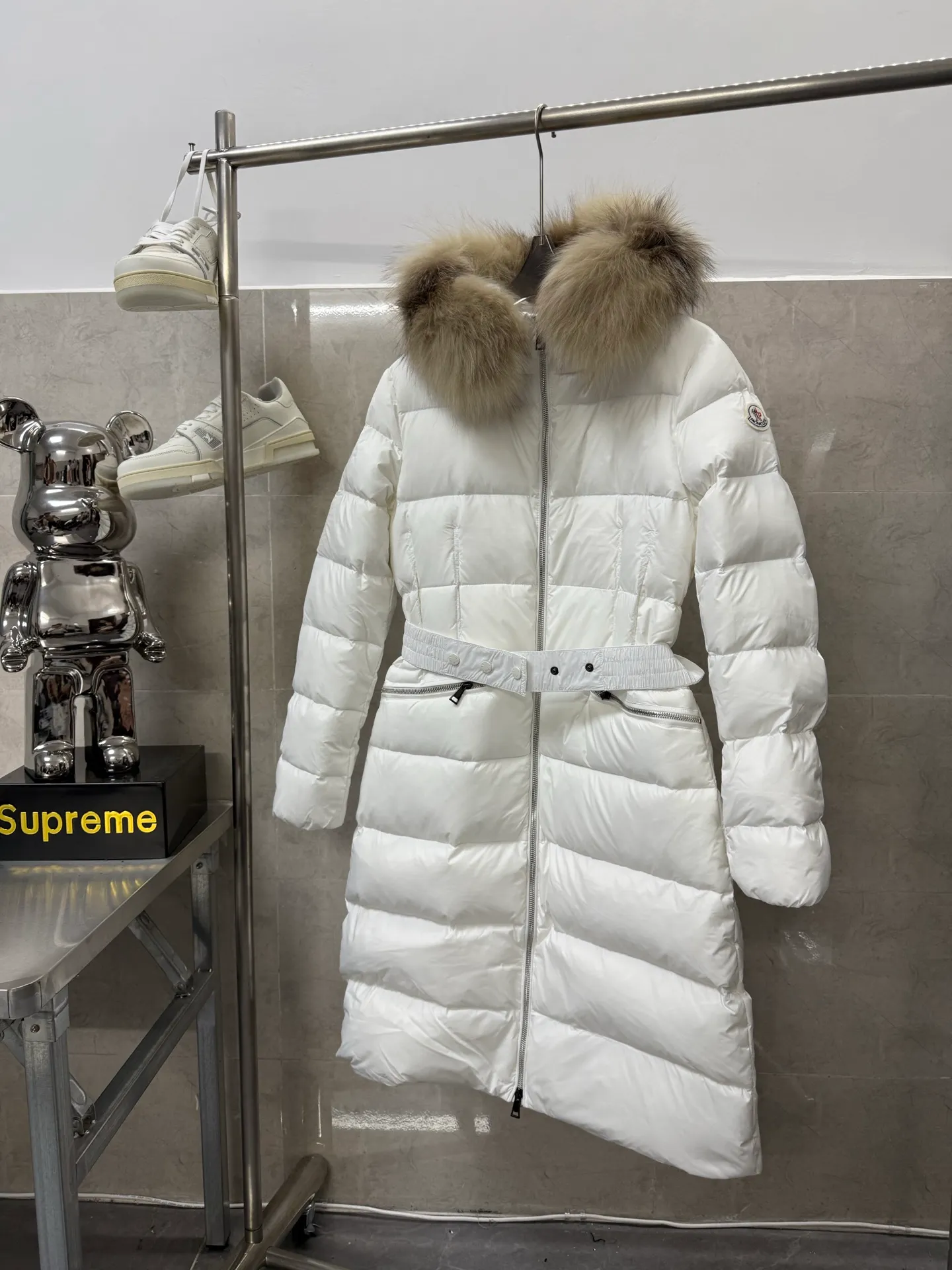 P1100 Moncler mid-length women's down jacket, oversized fox fur collar, elastic waistband at the back, plus color matching movable belt, soft and comfortable fabric, 90 velvet with good fill power, slim fit upper body, light and neat, warm and not bloated. Color: black white Size: 1234