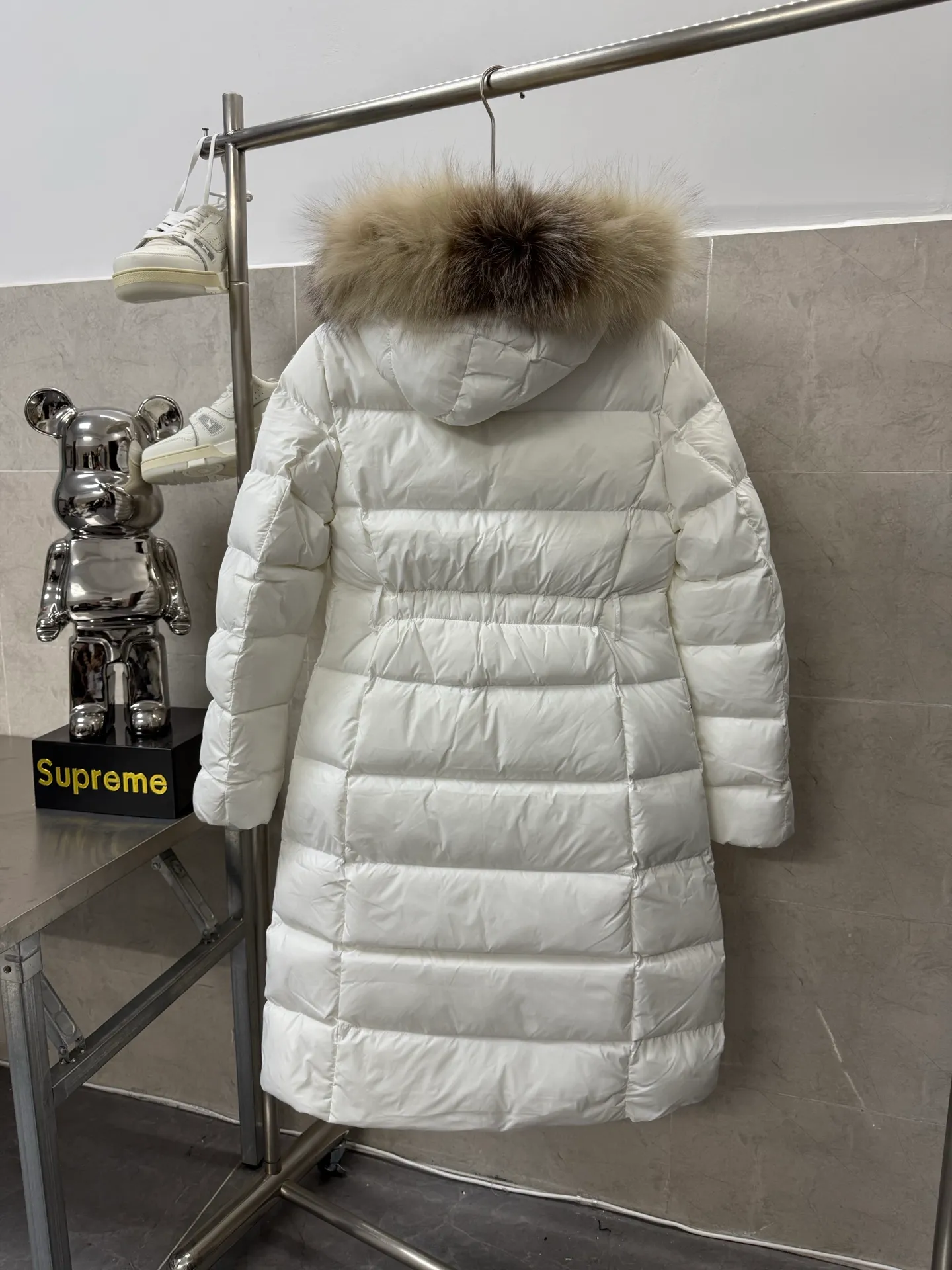 P1100 Moncler mid-length women's down jacket, oversized fox fur collar, elastic waistband at the back, plus color matching movable belt, soft and comfortable fabric, 90 velvet with good fill power, slim fit upper body, light and neat, warm and not bloated. Color: black white Size: 1234