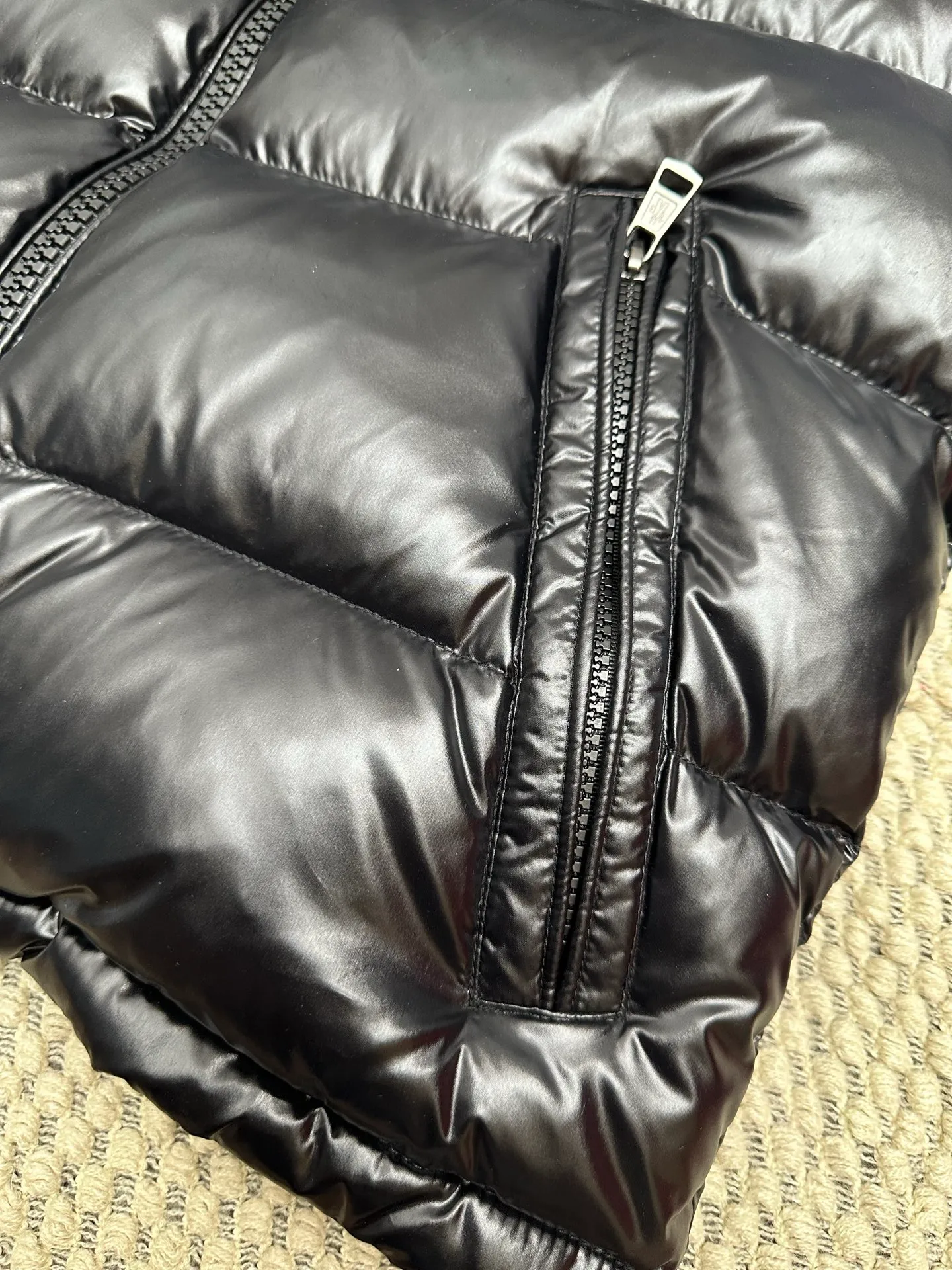 P1040 Premium down ⬆️ Moncler Maya short men's down jacket jacket. Classic Maya (latest purchase counter 2025) The latest classic fabrics are on sale at the counter. ⚠️Maya is a classic series at the counter. Every year there are minor changes. Change the soup without changing the medicine. Not to save development costs, only the latest and best. The Moncler Maya short down jacket is a classic Moncler item, with a highly recognizable style. Made of lacquered nylon and available in many colors, it is a fashionable item for casual commuting and a popular product.  The Moncler Maya men's down jacket in shiny patent nylon with signature rectangular quilting is the epitome of Moncler style. A classic cropped design that transcends seasons and styles, it features a statement silhouette, removable hood and adjustable hem. The cuffs are embellished with classic patch pockets, showcasing the brand's signature style. Details •Made from patented nylon •Painted nylon lining •Down-filled, rectangular quilting •Detachable hood with snap fastening and drawstring adjustment •Two-way zip fly •Exterior and internal zippered pockets •Adjustable elastic cuffs with press-stud •Drawstring at hood •Flap patch pockets at sleeves •Moncler felt logo on sleeves Exclusive quality, hanging at home, five-layer anti-counterfeiting verification, NFC armband chip identification ➕NFC label washing chip identification ➕Elevator scan code verification ➕Washing label scan code verification ➕tag electronic anti-counterfeiting verification❗️❗️❗️ Color: Black Size: 1-6. Couple style