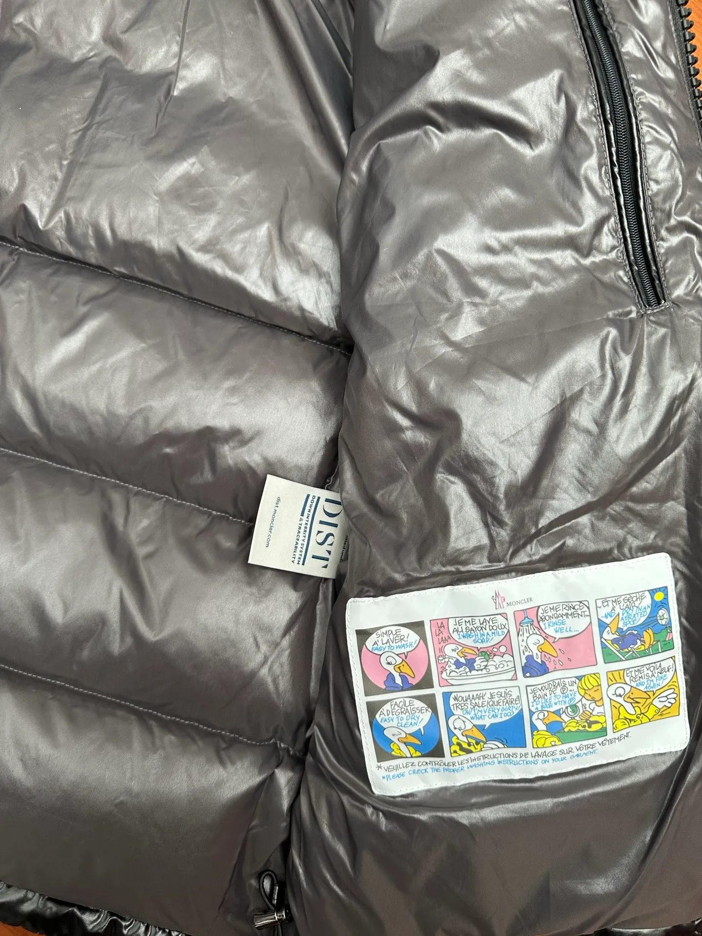 P1040 Premium down ⬆️ Moncler Maya short men's down jacket jacket. Classic Maya (latest purchase counter 2025) The latest classic fabrics are on sale at the counter. ⚠️Maya is a classic series at the counter. Every year there are minor changes. Change the soup without changing the medicine. Not to save development costs, only the latest and best. The Moncler Maya short down jacket is a classic Moncler item, with a highly recognizable style. Made of lacquered nylon and available in many colors, it is a fashionable item for casual commuting and a popular product.  The Moncler Maya men's down jacket in shiny patent nylon with signature rectangular quilting is the epitome of Moncler style. A classic cropped design that transcends seasons and styles, it features a statement silhouette, removable hood and adjustable hem. The cuffs are embellished with classic patch pockets, showcasing the brand's signature style. Details •Made from patented nylon •Painted nylon lining •Down-filled, rectangular quilting •Detachable hood with snap fastening and drawstring adjustment •Two-way zip fly •Exterior and internal zippered pockets •Adjustable elastic cuffs with press-stud •Drawstring at hood •Flap patch pockets at sleeves •Moncler felt logo on sleeves Exclusive quality, hanging at home, five-layer anti-counterfeiting verification, NFC armband chip identification ➕NFC label washing chip identification ➕Elevator scan code verification ➕Washing label scan code verification ➕tag electronic anti-counterfeiting verification❗️❗️❗️ Color: Black Size: 1-6. Couple style