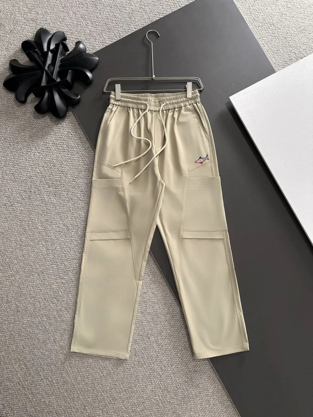 Next day shipment P360 MONCLER/Mongoose Exclusive first release of 25ss autumn and winter new high-quality trousers Compare real-life details at will A perfect choice for autumn and winter, a must-have item. Sizes: M to 3XL (please state your height and weight when placing an order)
