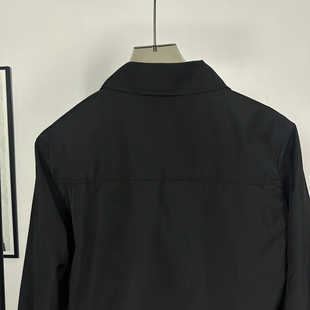 P310 model number: Z01 Moncler logo zipper shirt jacket. Customized high-quality cotton hidden pattern gabardine. Full of texture. Comfortable and close to the skin. The brown tone exudes restrained tenderness. The iconic Moncler logo embroidered logo is embellished on it to increase brand recognition. Simple and smooth lines. The zipper opening and closing also follows the minimalist principle. Use simplicity as the pen and texture as the ink. Use the simplest elements to outline the most moving fashion picture. Process 1: Use imported special machine infrared to locate the "Moncler logo embroidery", the position is more accurate and strong. Process 2: Template machine to open the bag. The preset template guides the position, shape and size of the bag opening. The accuracy ensures the quality of the bag opening effect. Process 3: The fabrics have been washed and have a better hand feel. Not easy to deform, not easy to shrink, not easy to fade, and maintain long-term beauty. Color: navy black Size: S-XL