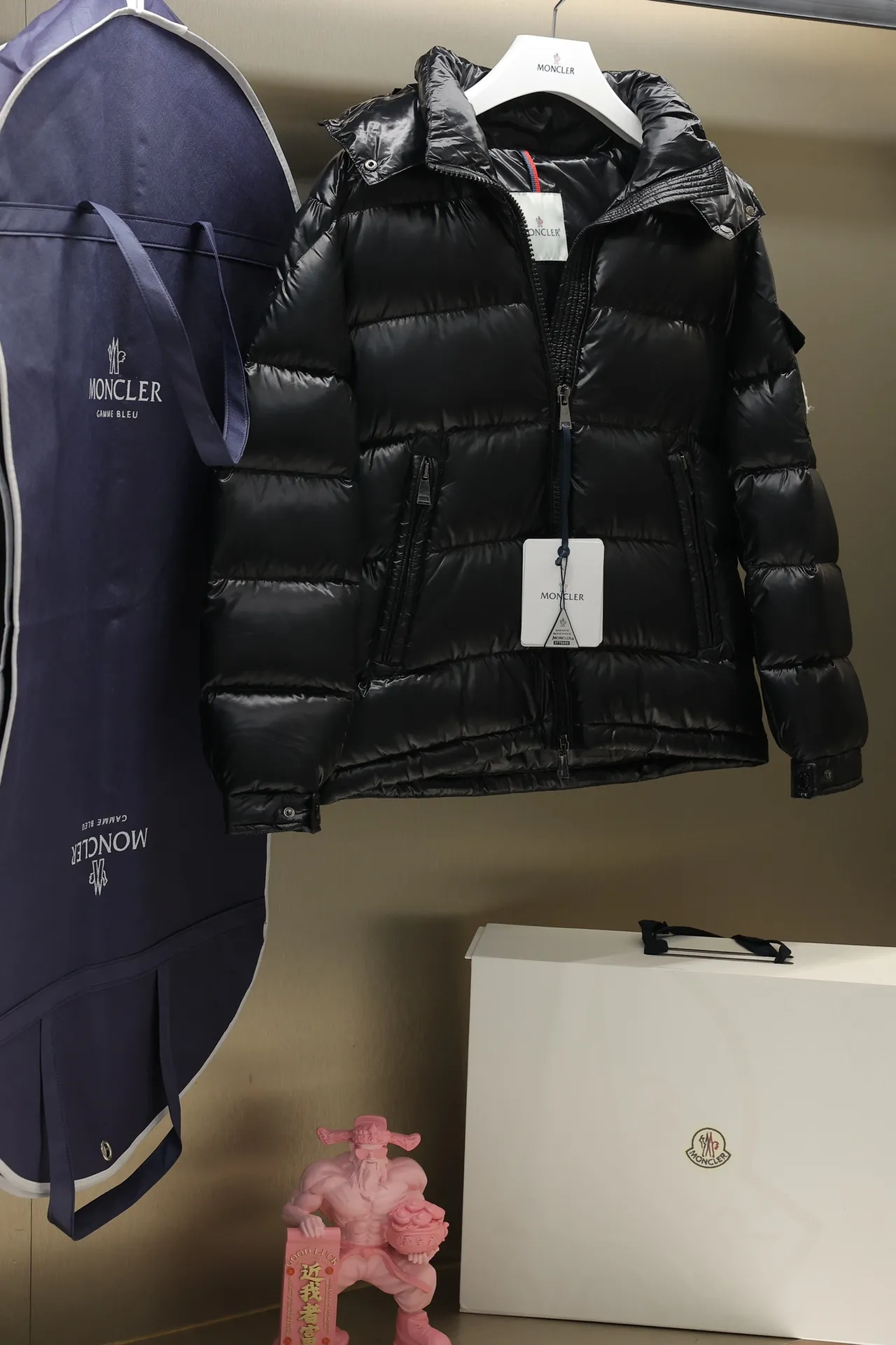 P700 24maire down new arrival ⬆️Moncler Maire women's short down jacket interprets Mayan classics Fabric: technical nylon lacquer surface Customer-supplied fabric Highly fluffy and over-standard 90 down filling The Maire down jacket is specially designed for those who like well-designed basic items. It is a classic Moncler style and a popular product. Made from iconic patented nylon, the Maire down jacket is a classic Moncler womenswear piece, with a short silhouette and timeless design. Made from patented nylon in a comfortable fit, it features a removable hood and performance details for comfort and warmth. ⚠️Made of lacquered nylon ⚠️Painted nylon lining ⚠️White goose-filled down ⚠️Detachable hood with snap buttons ⚠️Zip closure Zippered pockets ⚠️Adjustable snap-stud sleeves Size: 00-3. Style number: D1648098400