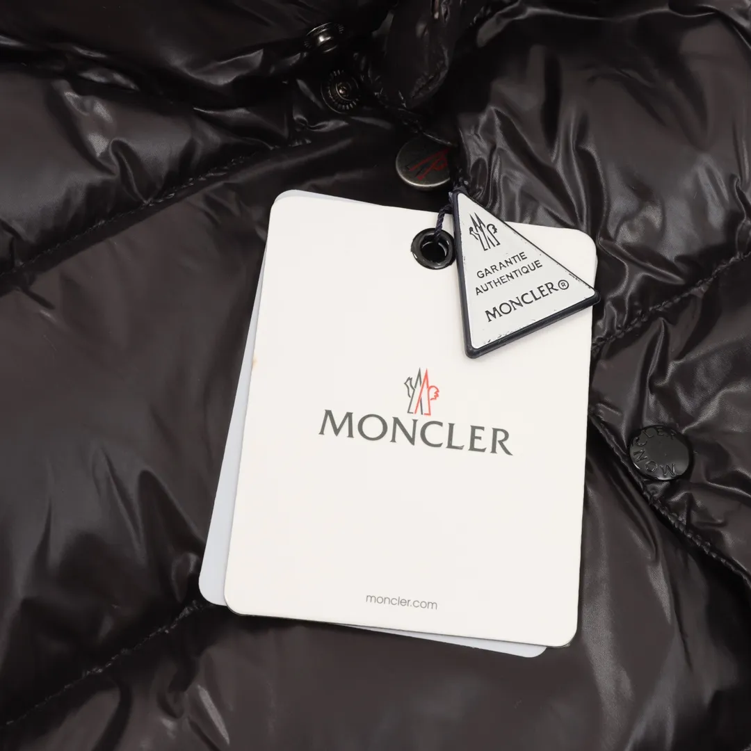 P440 Moncler maya/Moncler Maya down vest Size: 1-6 yards