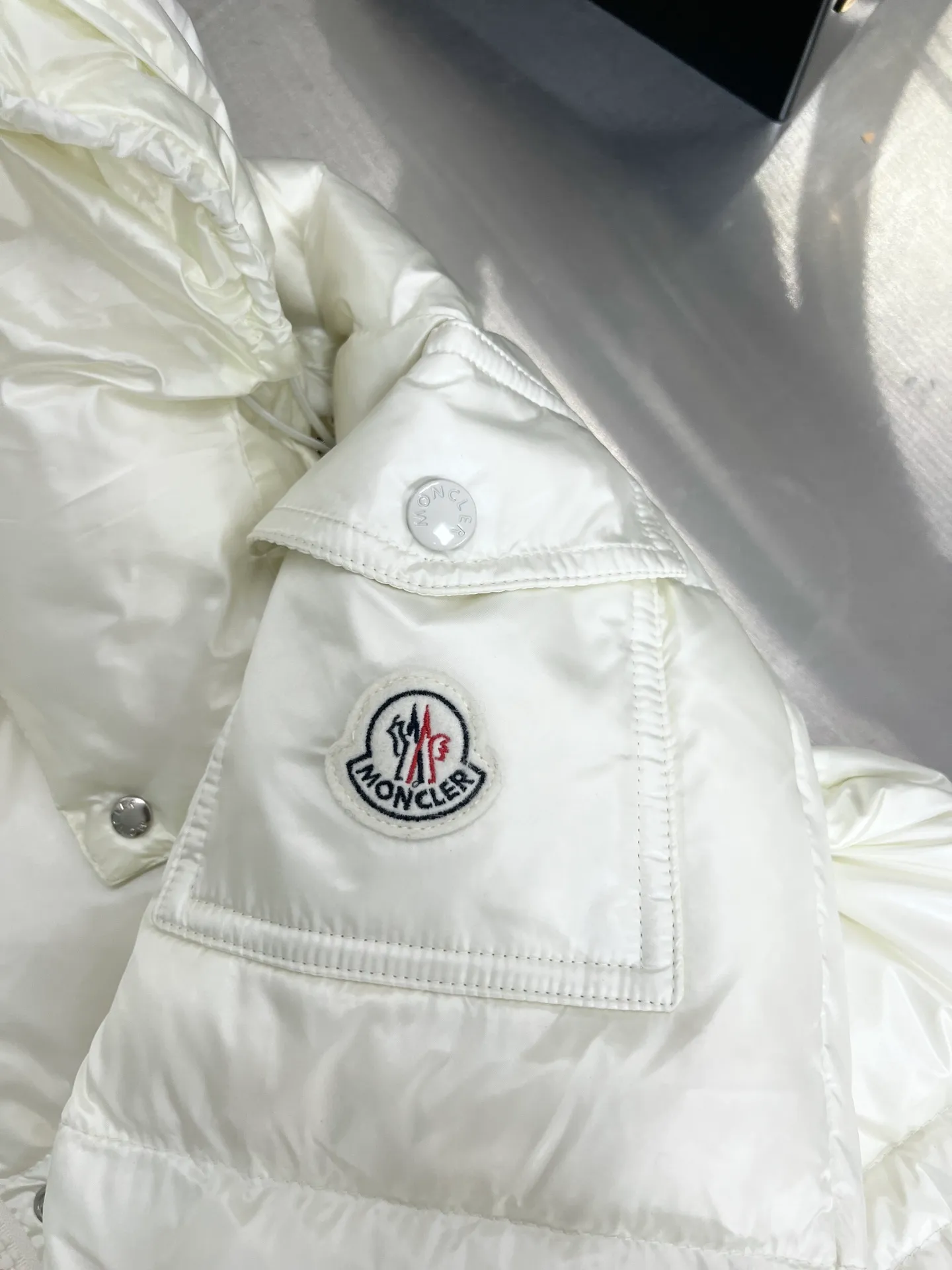 P920 Moncler maire Maya winter new women's long hooded down jacket Cavettaz long down jacket inherits the series and has a neat graphic aesthetic. It has a shape and rectangular quilting and is made of lacquered nylon. It is thick and has high fluffiness. You will feel surrounded by warmth when you put it on. Even if you wear one underneath in winter, you will not feel cold when wearing it. It is very comfortable to wear and there will be no unnecessary weight-bearing feeling at all. This thickness and this version are the most practical and it is also a good-looking style for everyone. Color: black White Size: 12345