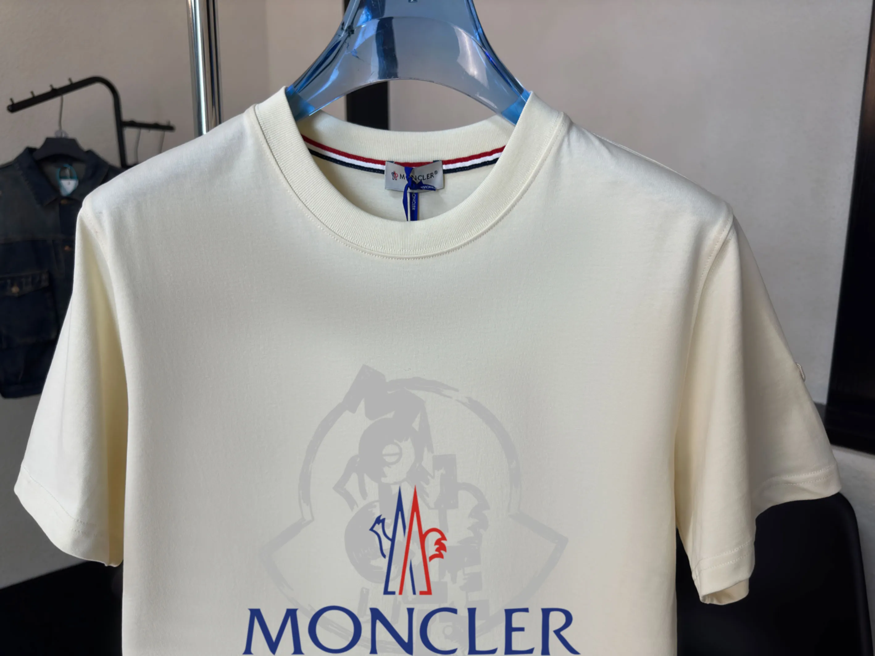 P140 💰Upgraded version "Mobile phone smart sensor ~ NFC chip armband ~ direct access to the official website for anti-counterfeiting" "Moncler ~ Mouth Mouth" 2025 new high-quality round neck short-sleeved T-shirt. The cuffs have imported embroidered labels. Customized dyeing, very comfortable to touch. Super versatile and good-looking short-sleeved. Complete with three labels. Non-market ordinary version. Feel free to compare. Quality is absolutely guaranteed! ‼ First of all, this original fabric is all custom-woven with 32-count double yarn fabric, 250G, and the weight is the same‼ Fine workmanship, double waistcoat method, double waistcoat method, double waistcoat method makes the whole dress more three-dimensional, which is not a craft that ordinary T-shirts can achieve🤪 Size: S-M-L-XL-2XL Color: black, white, apricot, same style for men and women