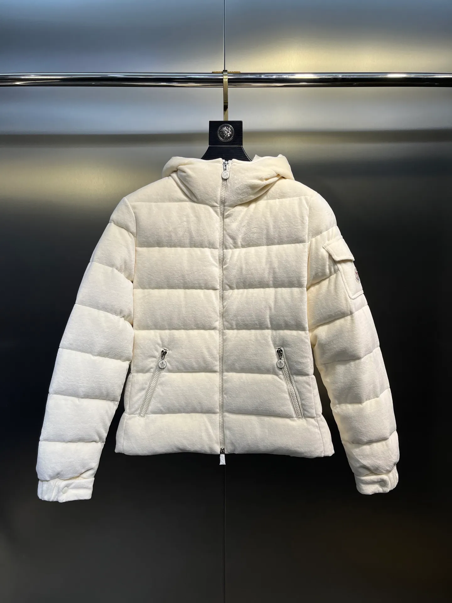 P1120 moncler🌟 New autumn and winter down jacket. Original custom-made hardware accessories are all imported and original customization. Welcome to compare. Absolutely high quality. Use top-grade 90 white duck down. Super soft. Filled with fluffy and full feathers. Super heavy work. Fabric workmanship is perfect. Note that the fabric is super comfortable. Exclusive size: 1234