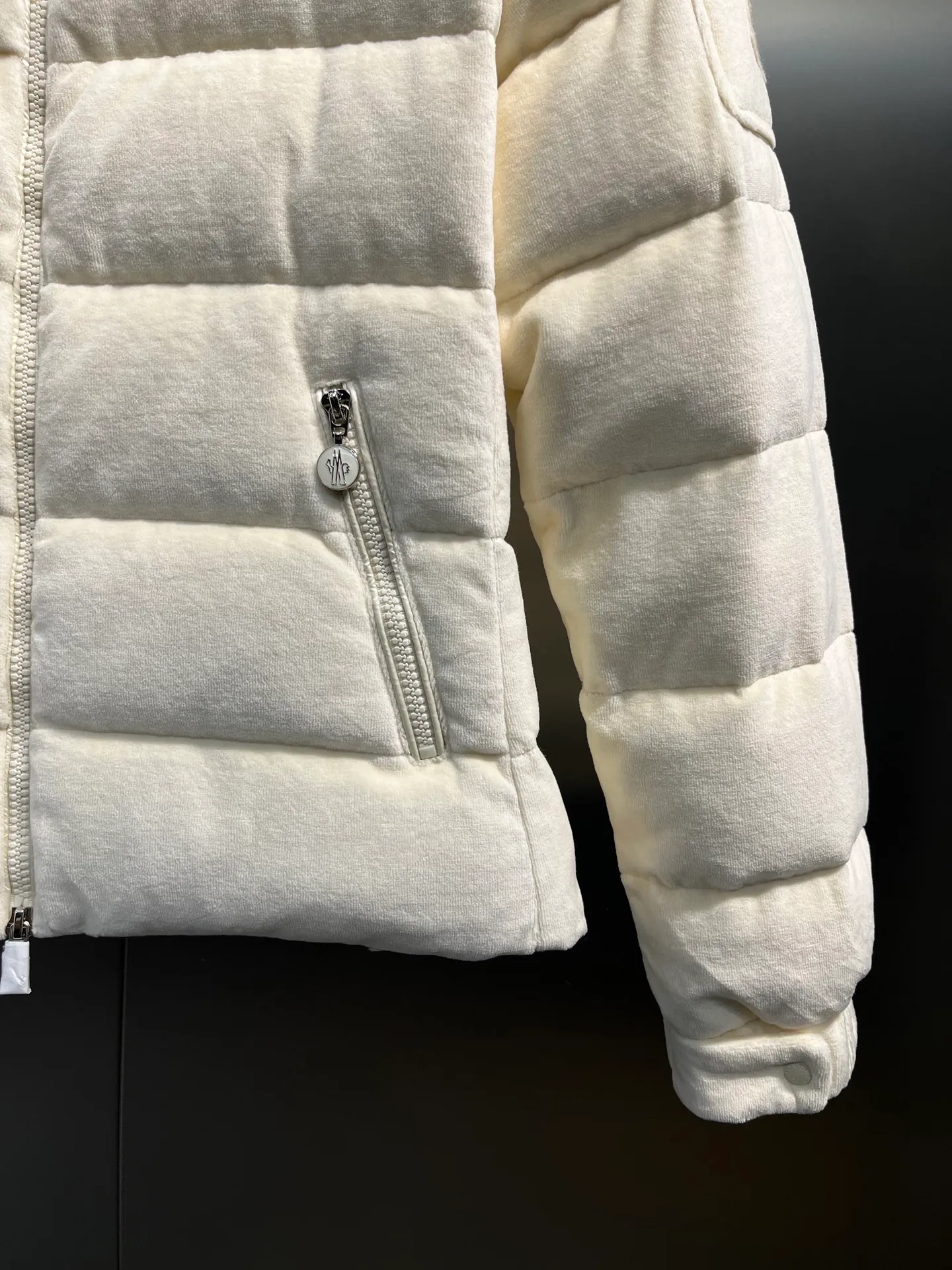 P1120 moncler🌟 New autumn and winter down jacket. Original custom-made hardware accessories are all imported and original customization. Welcome to compare. Absolutely high quality. Use top-grade 90 white duck down. Super soft. Filled with fluffy and full feathers. Super heavy work. Fabric workmanship is perfect. Note that the fabric is super comfortable. Exclusive size: 1234