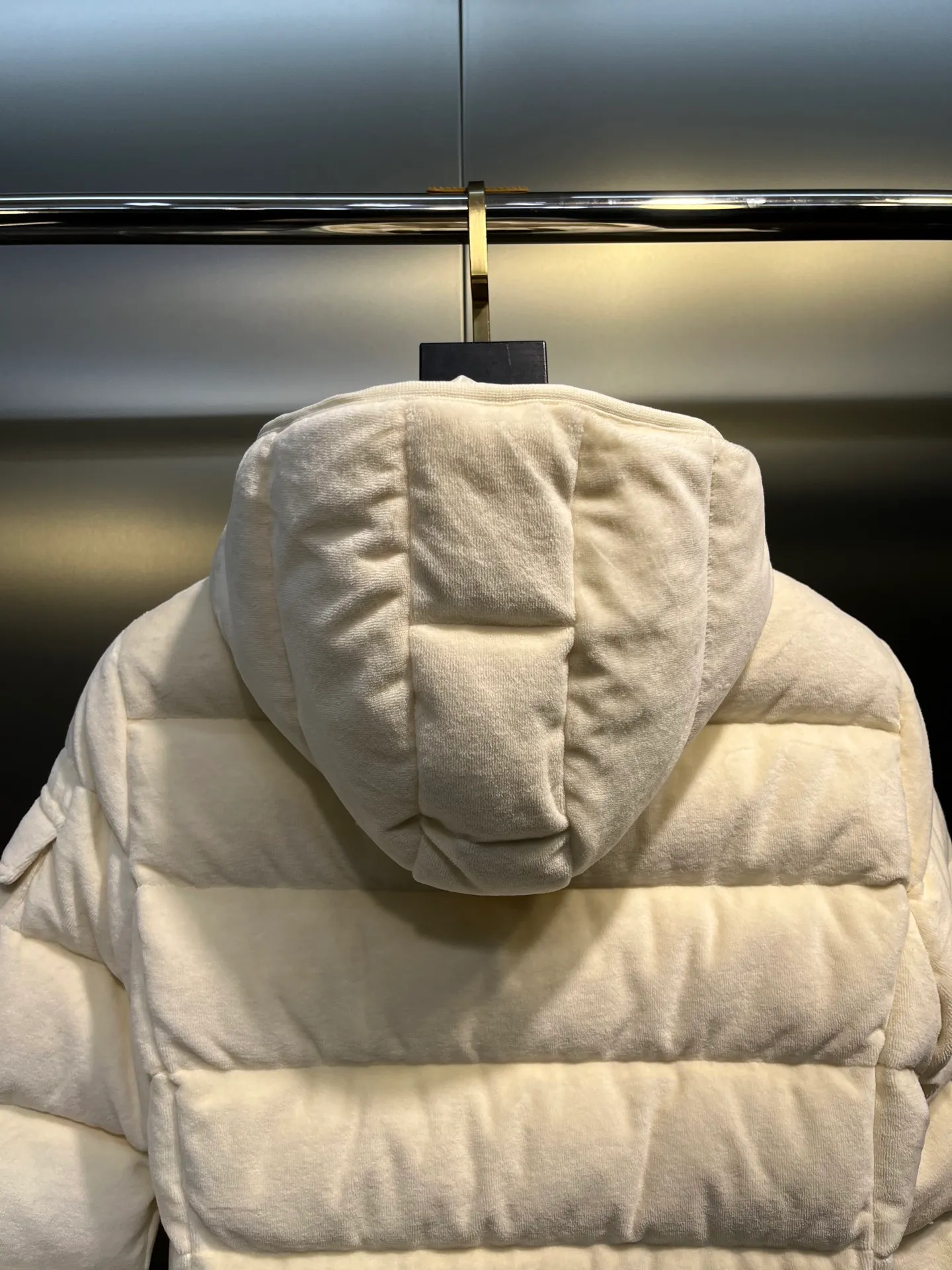 P1120 moncler🌟 New autumn and winter down jacket. Original custom-made hardware accessories are all imported and original customization. Welcome to compare. Absolutely high quality. Use top-grade 90 white duck down. Super soft. Filled with fluffy and full feathers. Super heavy work. Fabric workmanship is perfect. Note that the fabric is super comfortable. Exclusive size: 1234